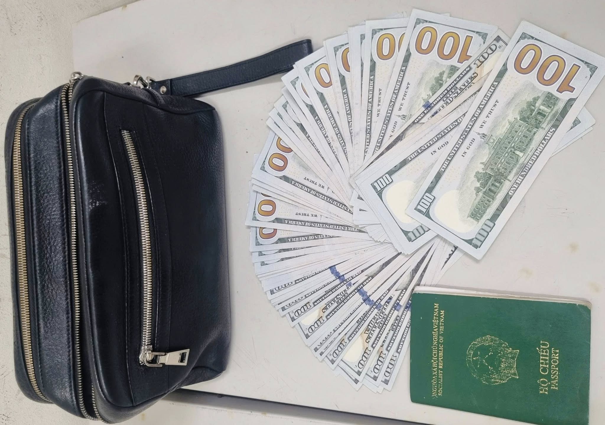 Người đ&agrave;n &ocirc;ng vừa từ L&agrave;o về nhận cuộc gọi từ số lạ v&agrave; c&aacute;i kết bất ngờ- Ảnh 1.