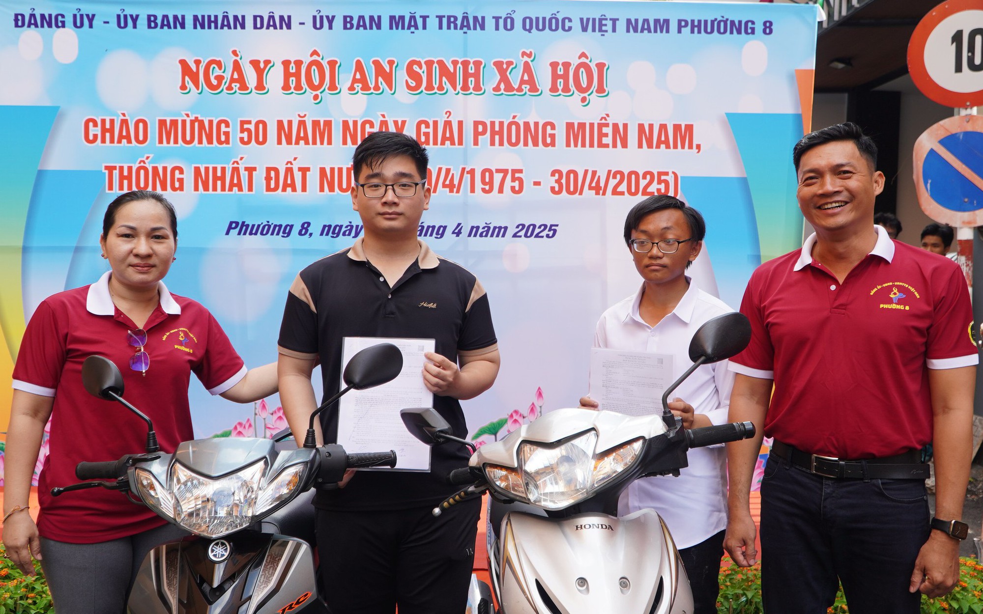 Phường tặng xe máy, xe đạp, tủ bánh mì tiếp sức người dân