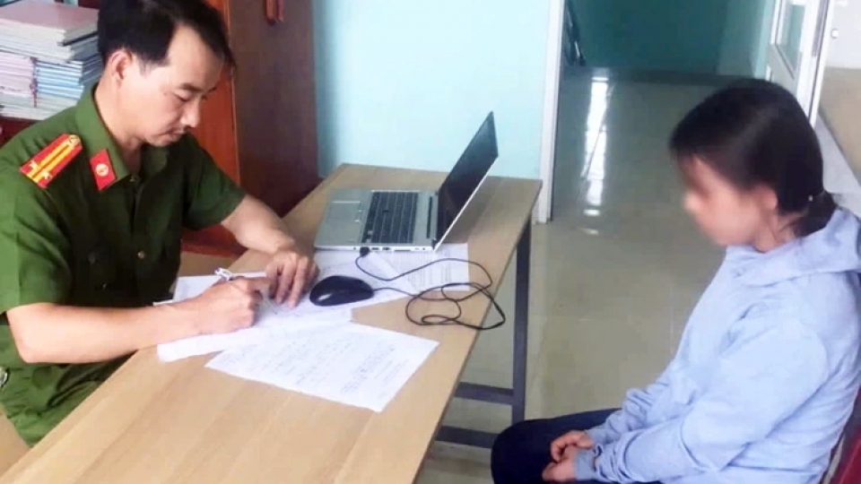 Xử lý nghiêm minh vụ trẻ mầm non bị bảo mẫu xốc ngược chân, đánh tới tấp- Ảnh 2.