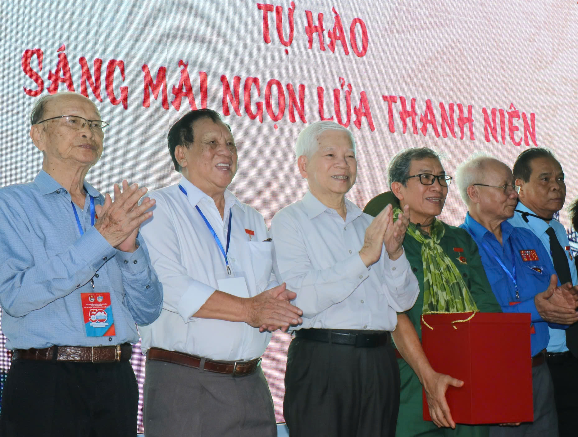 Nguy&ecirc;n Chủ tịch nước Nguyễn Minh Triết dự Lễ kỷ niệm 50 năm thống nhất đất nước- Ảnh 1.