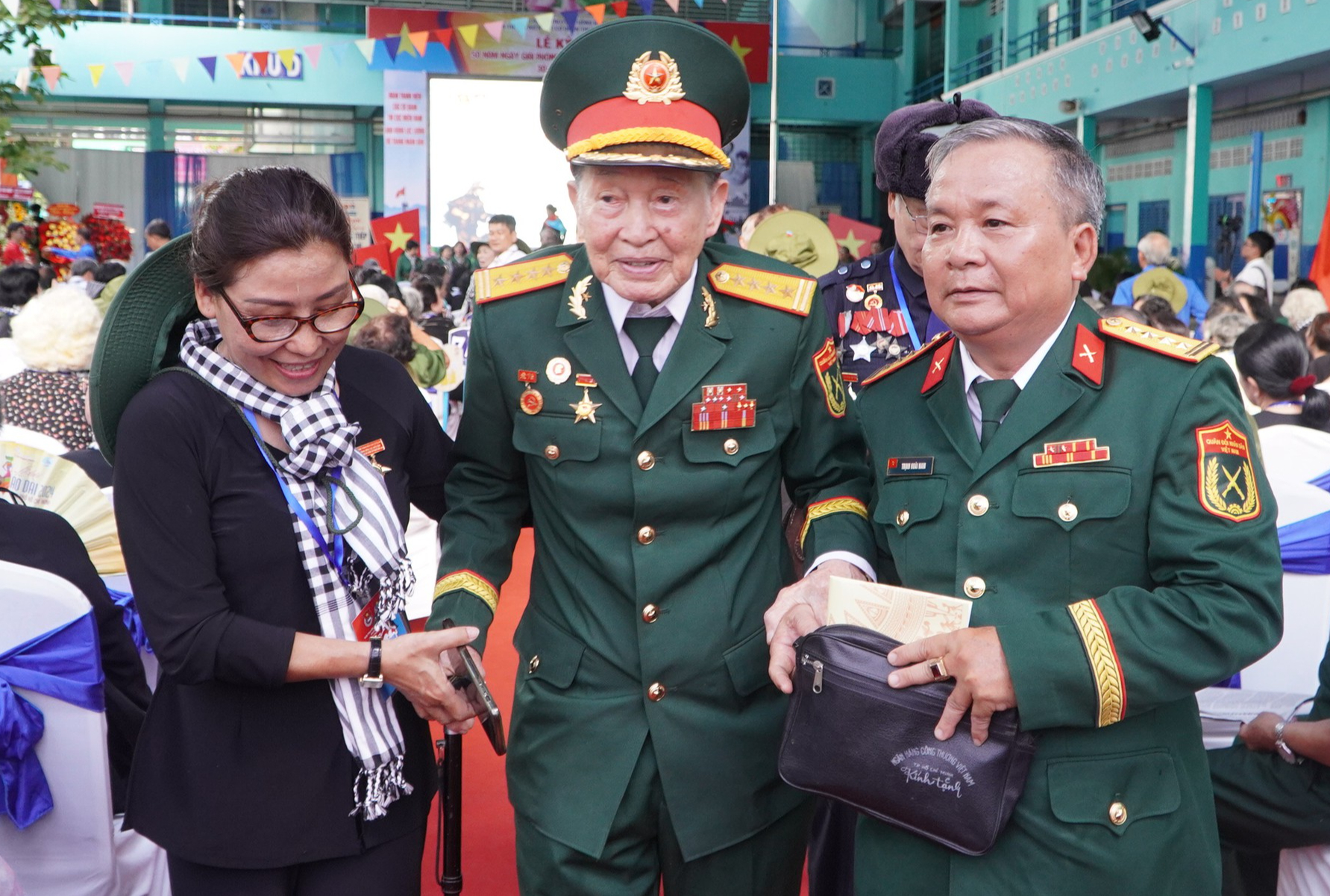 Nguy&ecirc;n Chủ tịch nước Nguyễn Minh Triết dự Lễ kỷ niệm 50 năm thống nhất đất nước- Ảnh 5.
