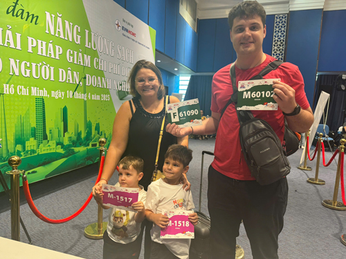 Gia đ&igrave;nh anh Daniil Chekmarev tham gia Giải Half-marathon &ldquo;Tự h&agrave;o Tổ quốc t&ocirc;i&rdquo;