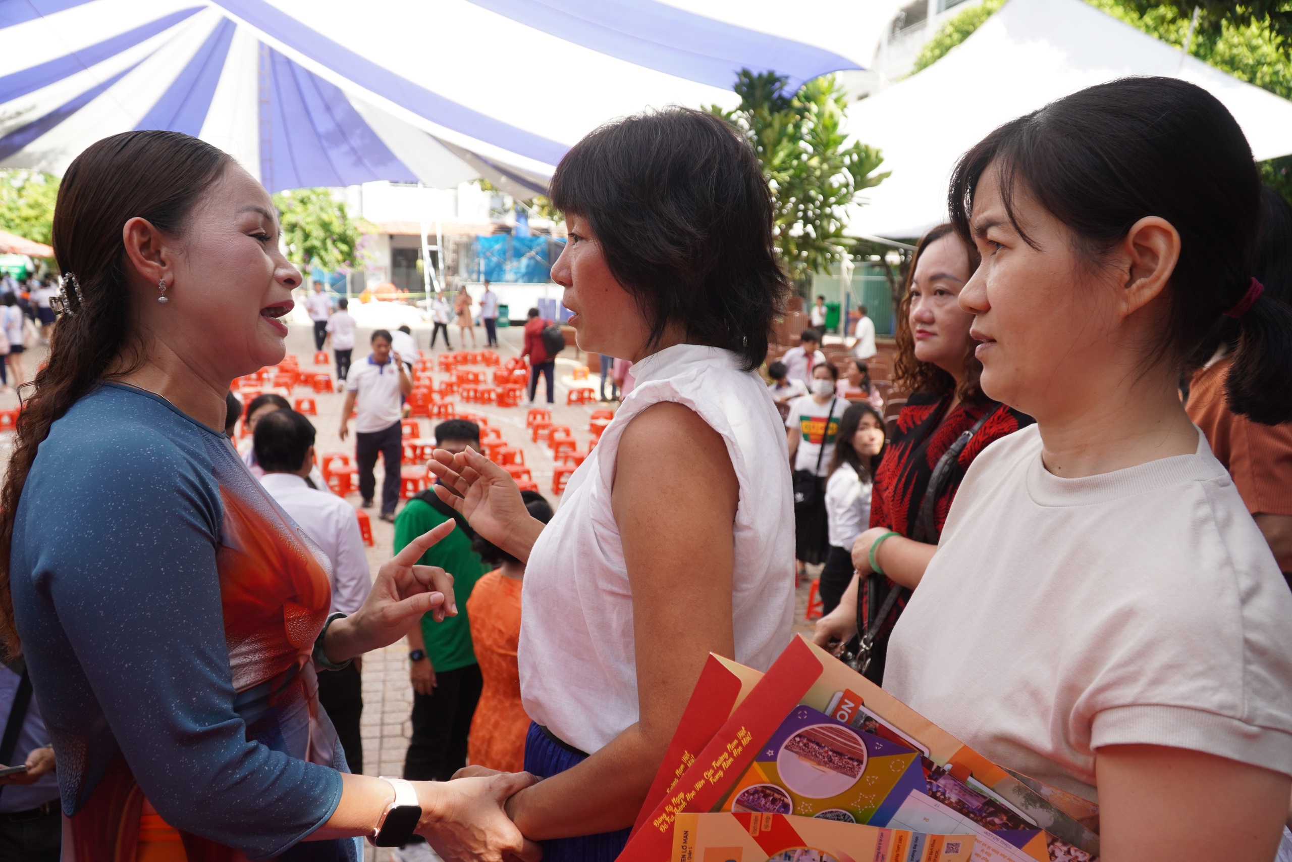 Phụ huynh vẫn "mắc kẹt" giữa ma trận th&ocirc;ng tin- Ảnh 4.