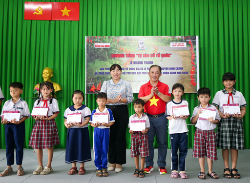 Báo Người Lao Động trao 45 suất hỗ trợ học tập cho học sinh có hoàn cảnh khó khăn tại xã Lê Minh Xuân Ảnh: HOÀNG TRIỀU