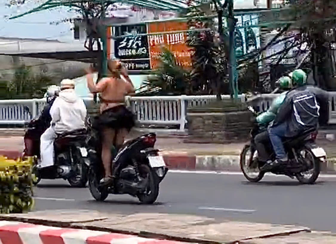 TP HCM: C&oacute; thể xử l&yacute; c&ocirc; g&aacute;i thả 2 tay, uốn &eacute;o khi đang chạy xe m&aacute;y?- Ảnh 2.
