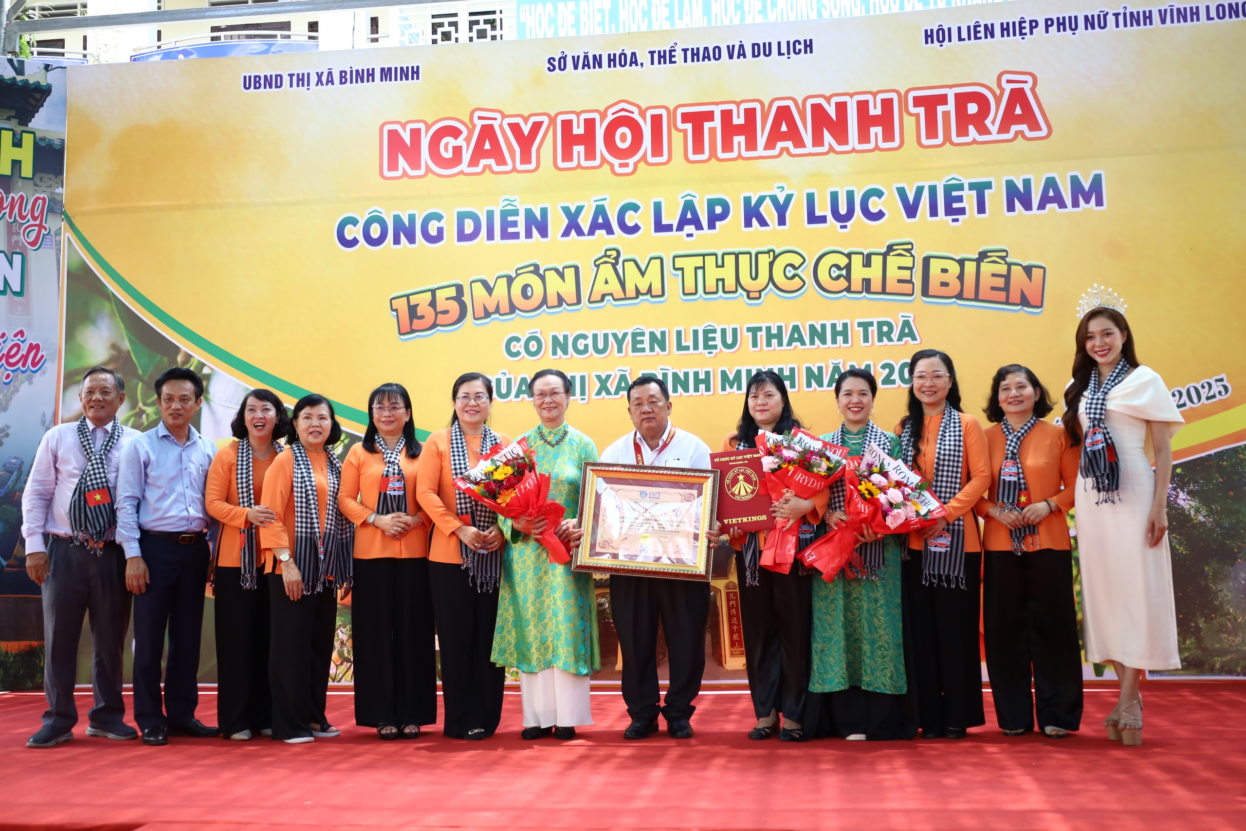 CLIP: Ngỡ ng&agrave;ng 135 m&oacute;n ăn chế biến từ tr&aacute;i thanh tr&agrave; được x&aacute;c lập kỷ lục- Ảnh 2.