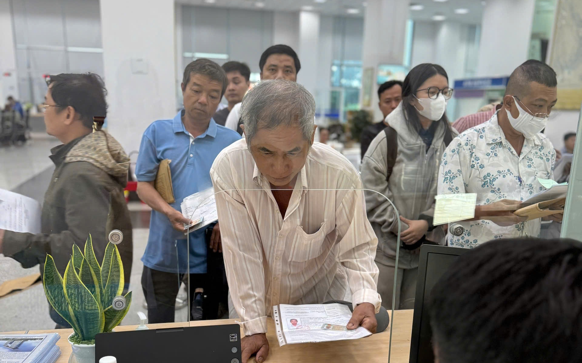 Trong thời gian chờ cấp, người dân được xuất trình giấy phép lái xe qua ứng dụng VNeID