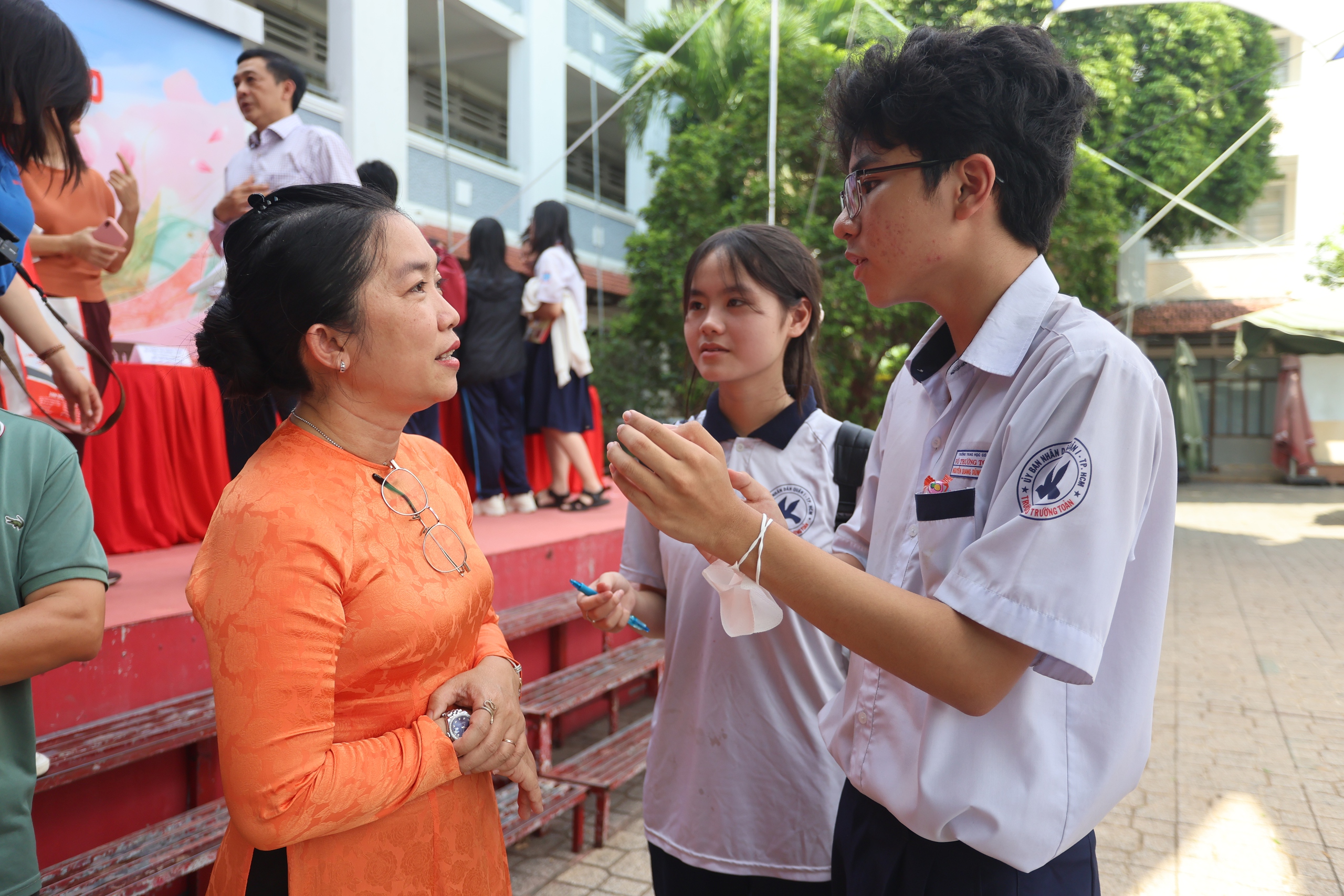 Phụ huynh vẫn "mắc kẹt" giữa ma trận th&ocirc;ng tin- Ảnh 8.
