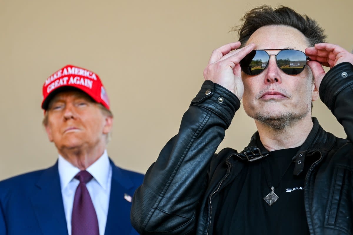 Tổng thống Donald Trump (tr&aacute;i) vẫn ra sức b&ecirc;nh vực cho tỉ ph&uacute; Elon Musk v&agrave; DOGE. Ảnh: Independent