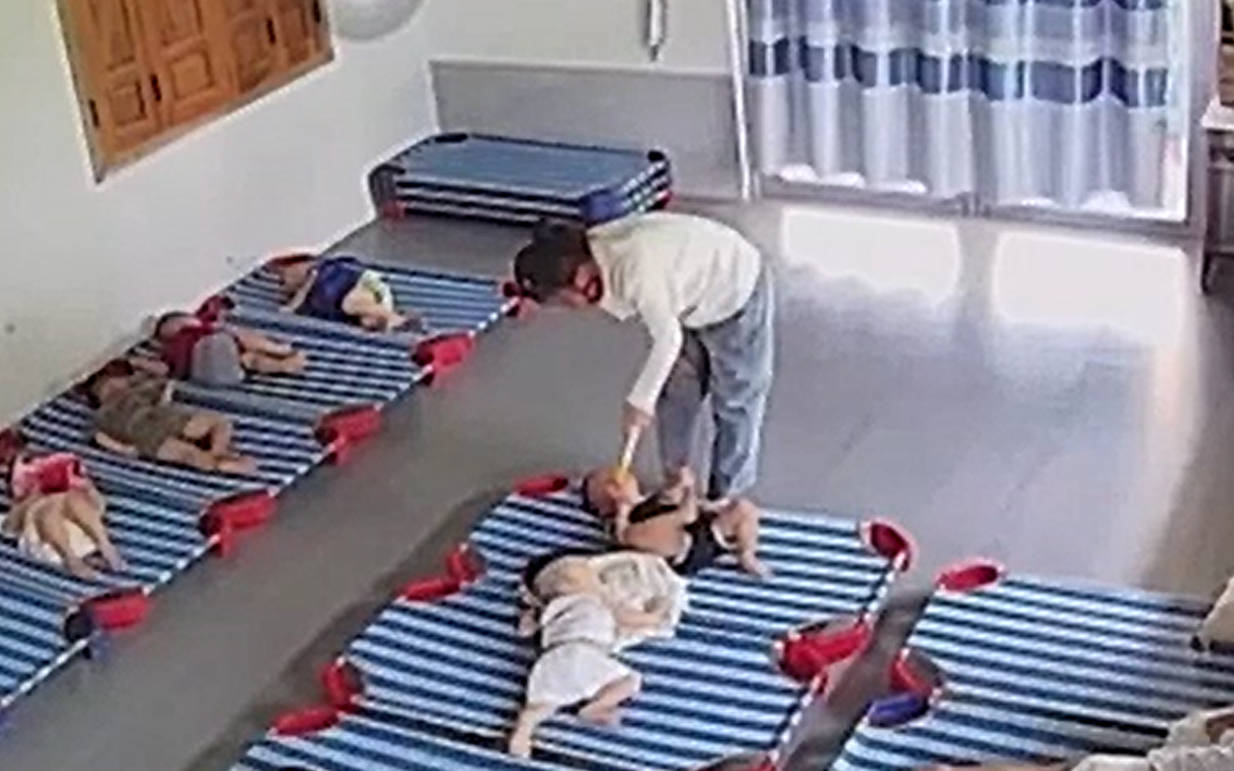 Bảo mẫu đánh trẻ dã man ở Quảng Nam: Quên tắt camera phụ huynh mới phát hiện