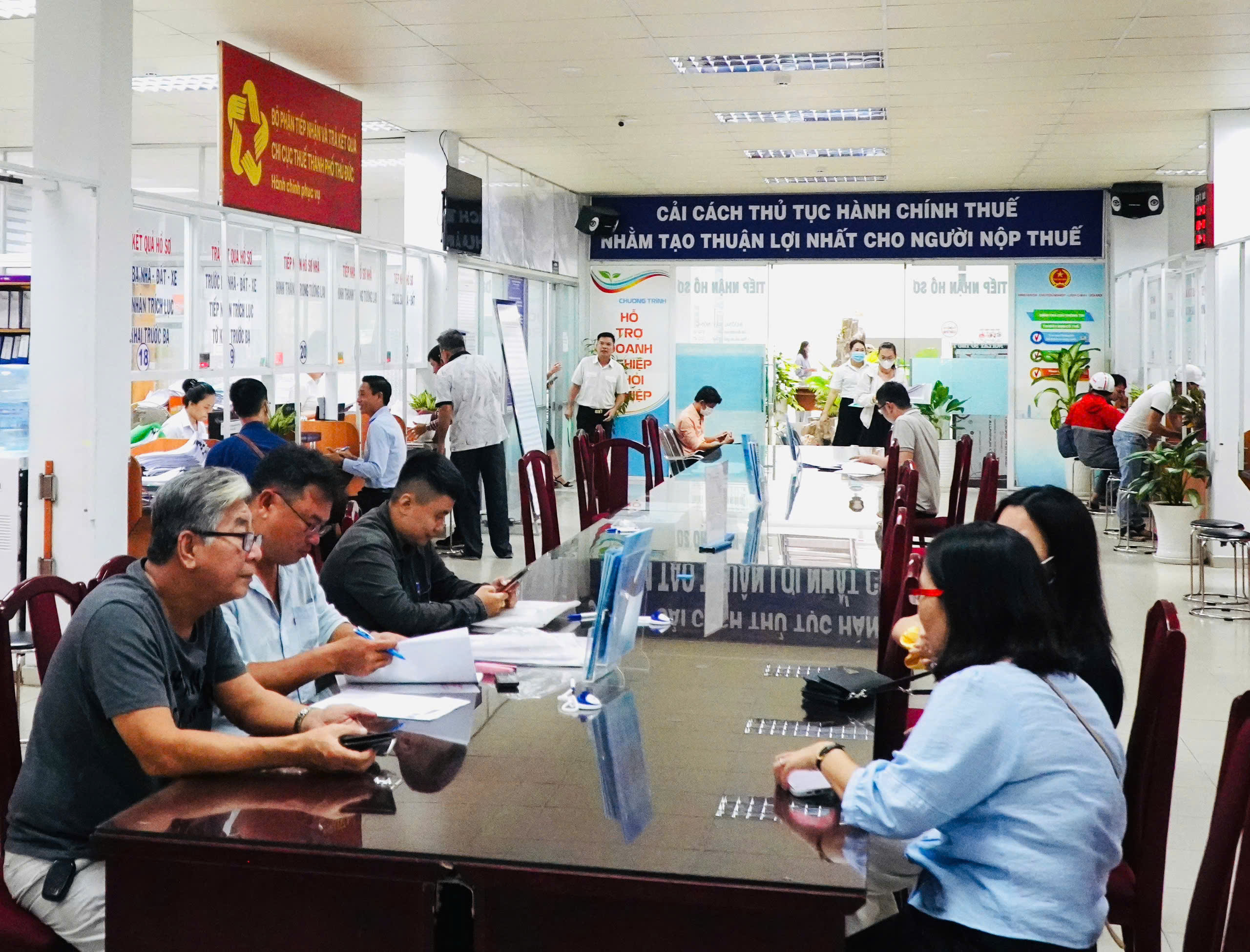 Bộ Nội vụ: Công chức một số lĩnh vực có thể nghỉ hưu ở tuổi 70- Ảnh 2.