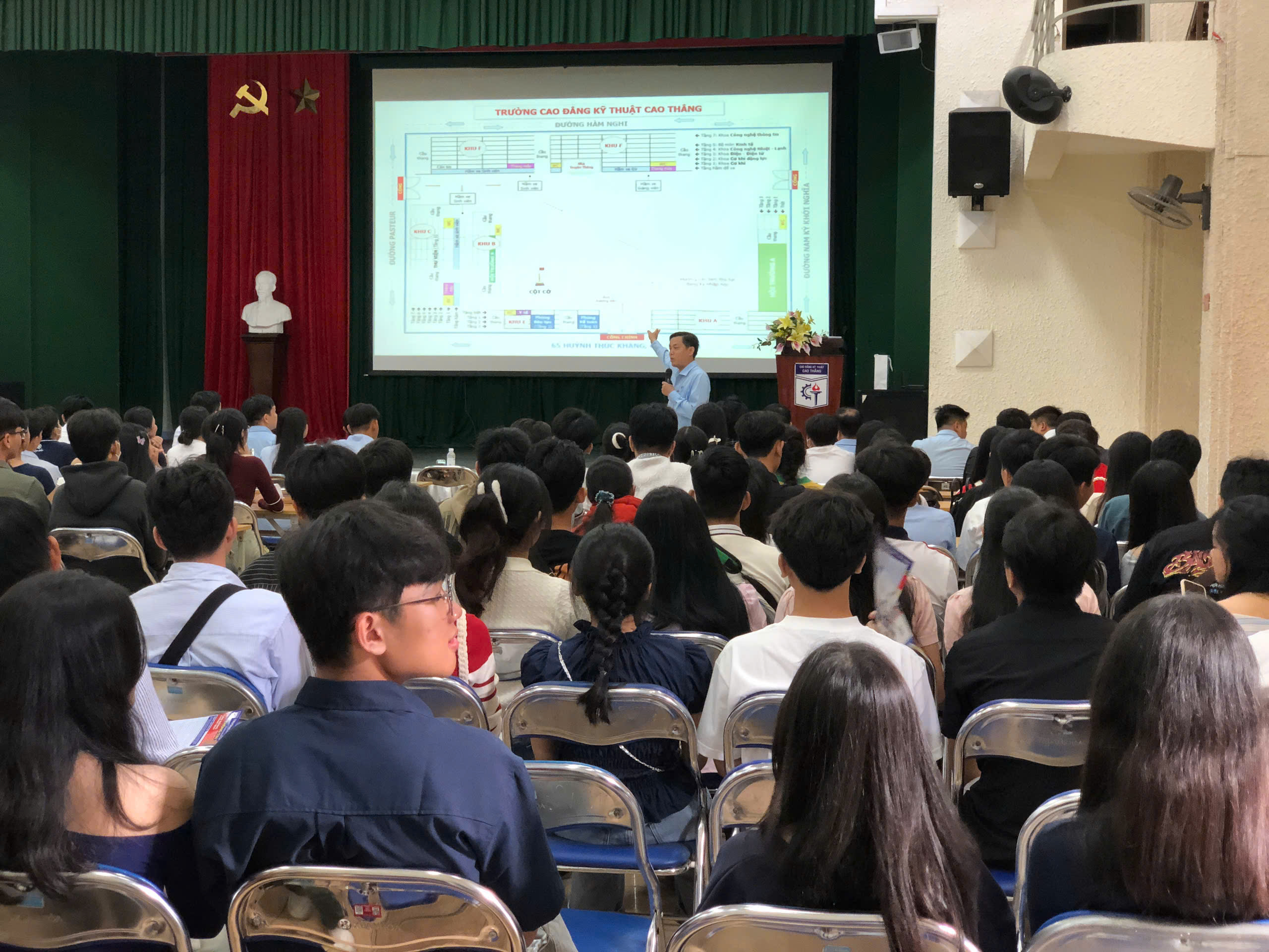 Lần đầu ti&ecirc;n "đột k&iacute;ch" xưởng thực h&agrave;nh, học sinh th&iacute;ch th&uacute; ng&agrave;nh kỹ thuật- Ảnh 2.