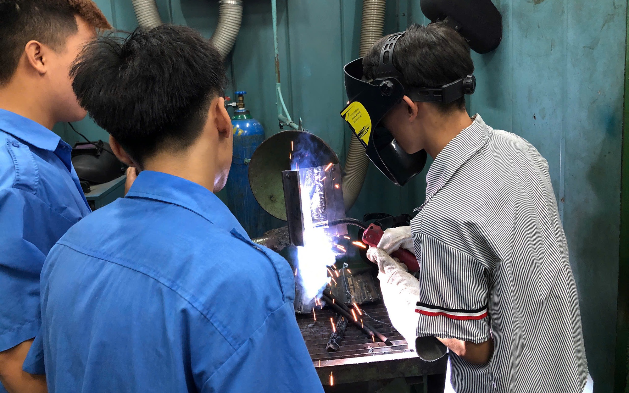 Lần đầu tiên "đột kích" xưởng thực hành, học sinh thích thú ngành kỹ thuật