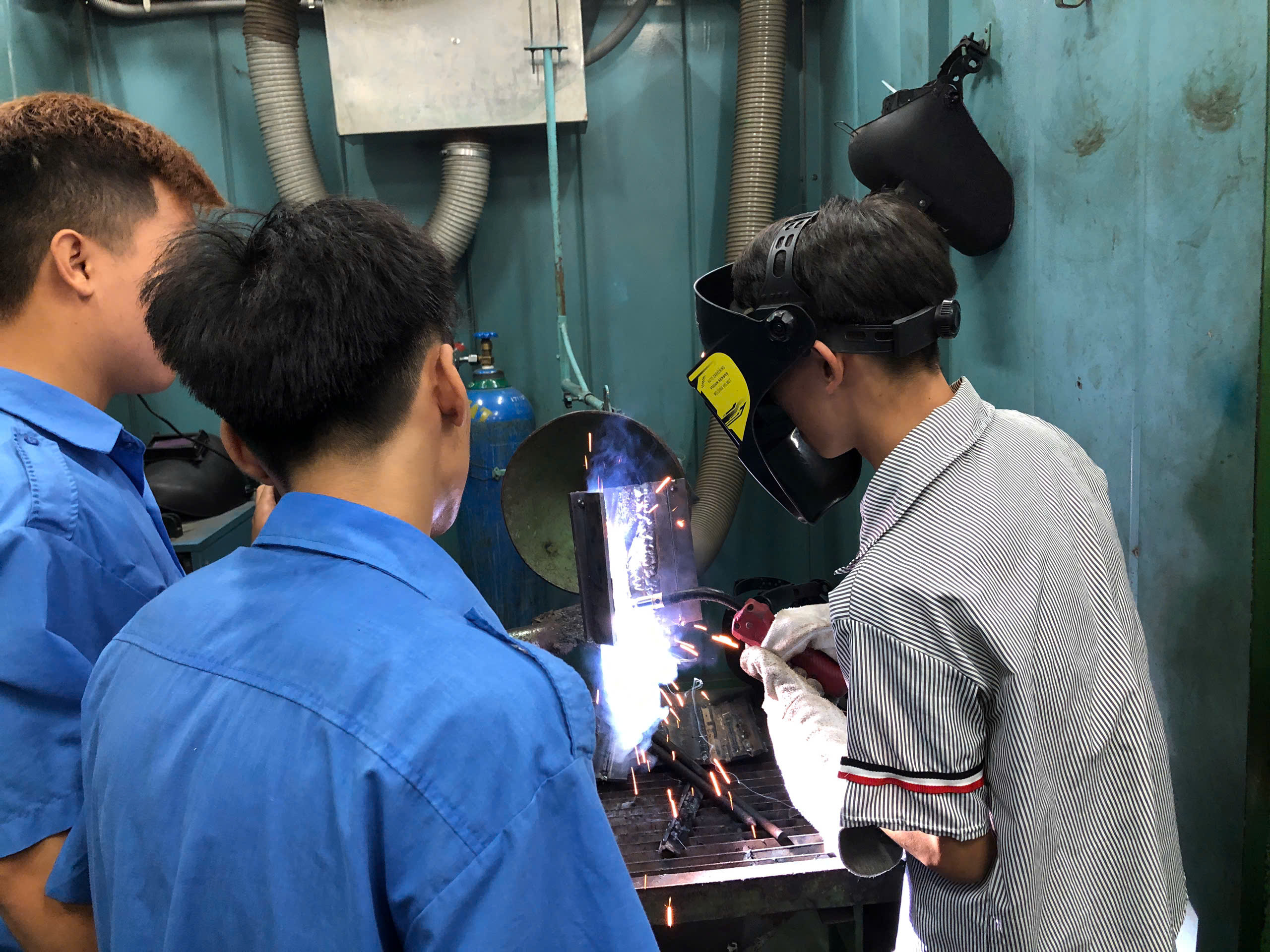 Lần đầu ti&ecirc;n "đột k&iacute;ch" xưởng thực h&agrave;nh, học sinh th&iacute;ch th&uacute; ng&agrave;nh kỹ thuật- Ảnh 4.
