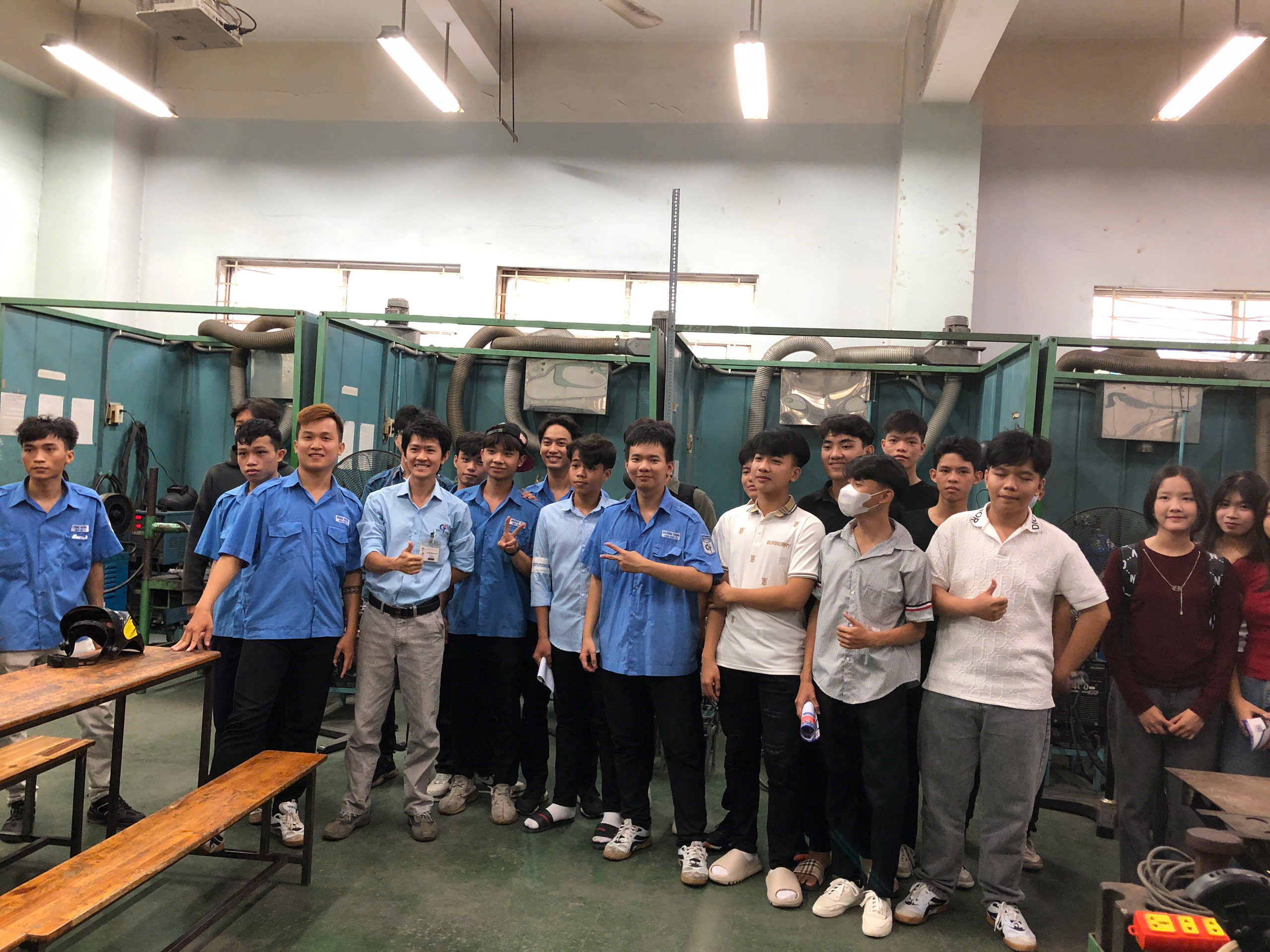 Lần đầu ti&ecirc;n "đột k&iacute;ch" xưởng thực h&agrave;nh, học sinh th&iacute;ch th&uacute; ng&agrave;nh kỹ thuật- Ảnh 1.