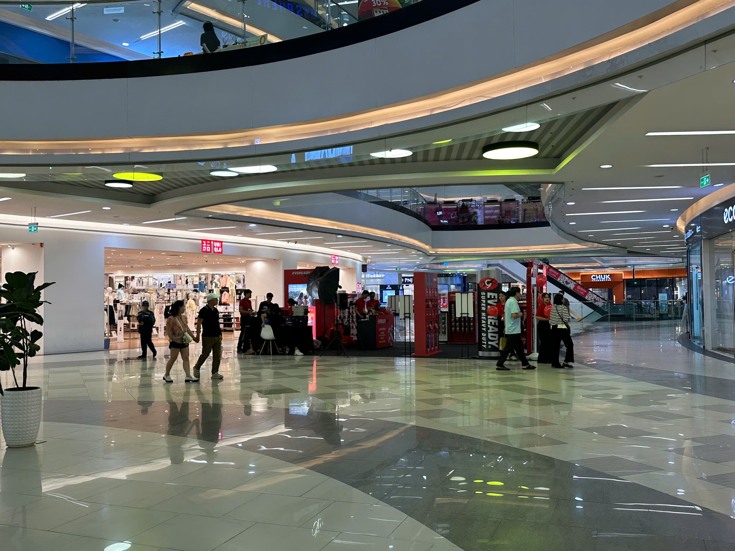 Vạn Hạnh Mall lên tiếng sau sự cố khách nhảy lầu tự tử- Ảnh 1.