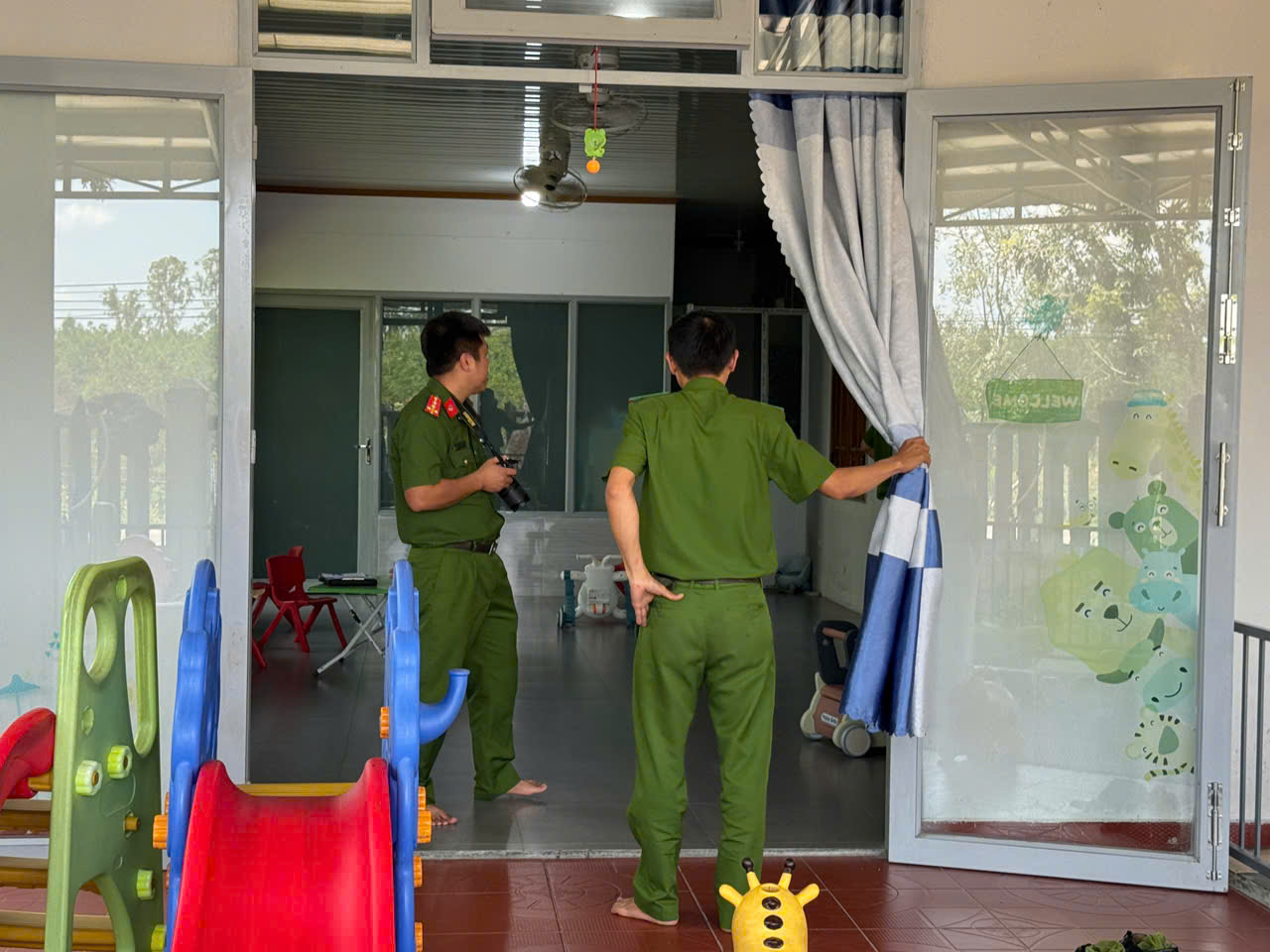 Lộ clip nữ gi&aacute;o vi&ecirc;n đ&aacute;nh trẻ d&atilde; man ở Quảng Nam kh&oacute;c xin lỗi phụ huynh- Ảnh 2.