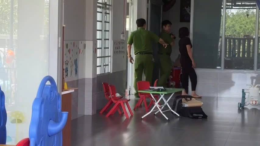 Lộ clip nữ gi&aacute;o vi&ecirc;n đ&aacute;nh trẻ d&atilde; man ở Quảng Nam kh&oacute;c xin lỗi phụ huynh- Ảnh 1.