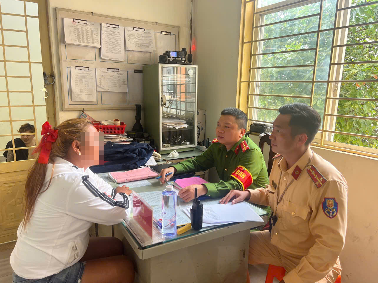 TP HCM: C&oacute; thể xử l&yacute; c&ocirc; g&aacute;i thả 2 tay, uốn &eacute;o khi đang chạy xe m&aacute;y?- Ảnh 1.