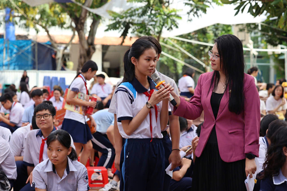 Học sinh lớp 9 tại TP HCM đặt câu hỏi cho ban tư vấn Ảnh: QUANG LIÊM