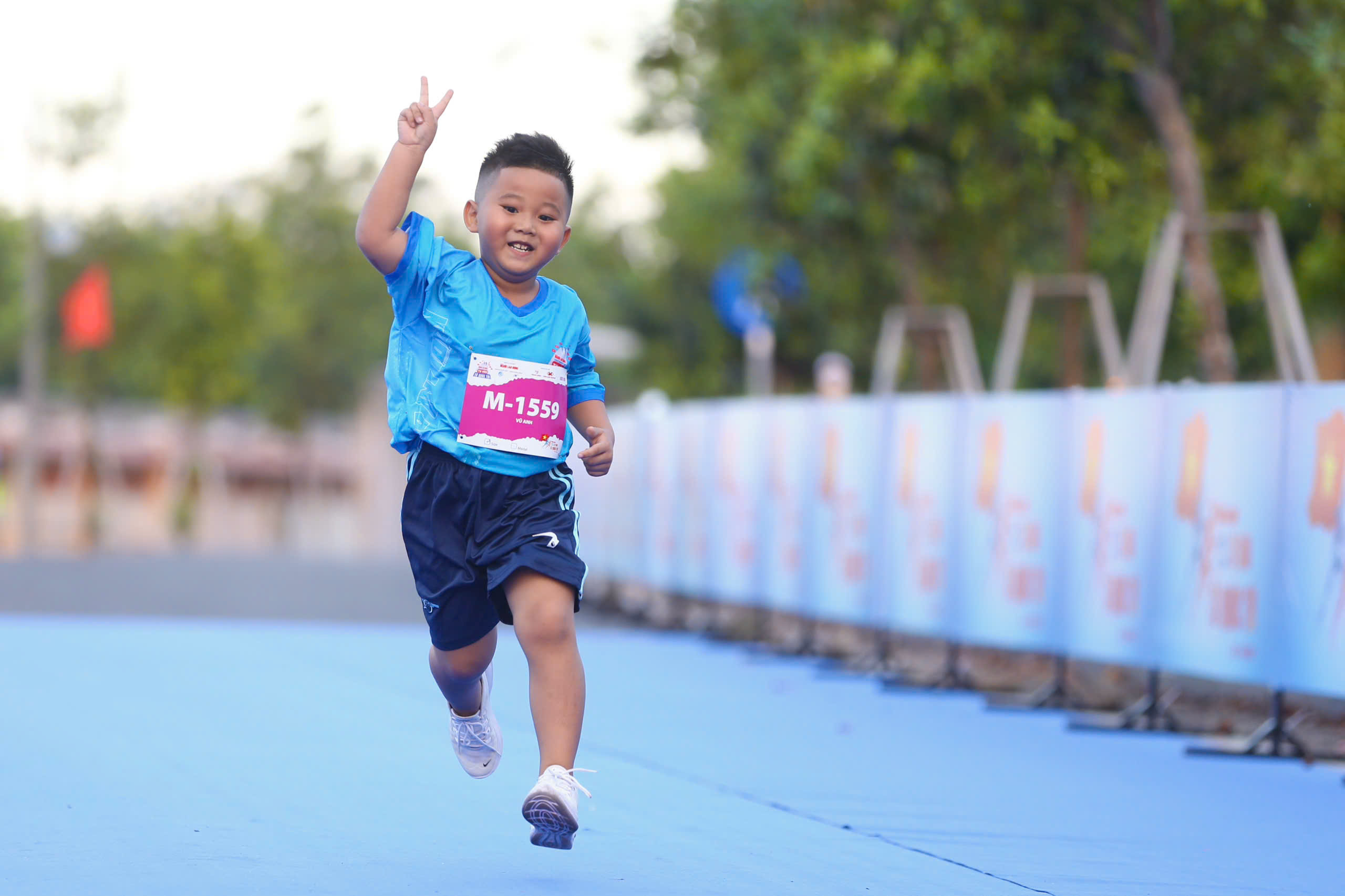 Runner nh&iacute; l&agrave;m n&oacute;ng đường chạy Giải Half-marathon "Tự h&agrave;o Tổ quốc t&ocirc;i" lần 2-2025- Ảnh 2.