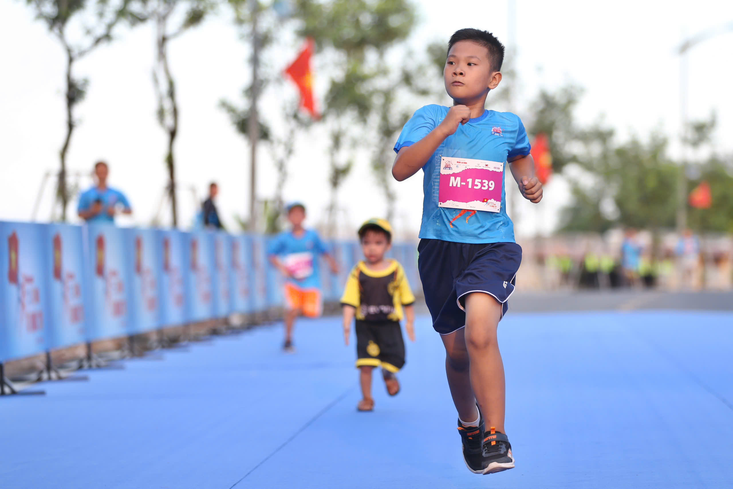 Runner nh&iacute; l&agrave;m n&oacute;ng đường chạy Giải Half-marathon "Tự h&agrave;o Tổ quốc t&ocirc;i" lần 2-2025- Ảnh 35.