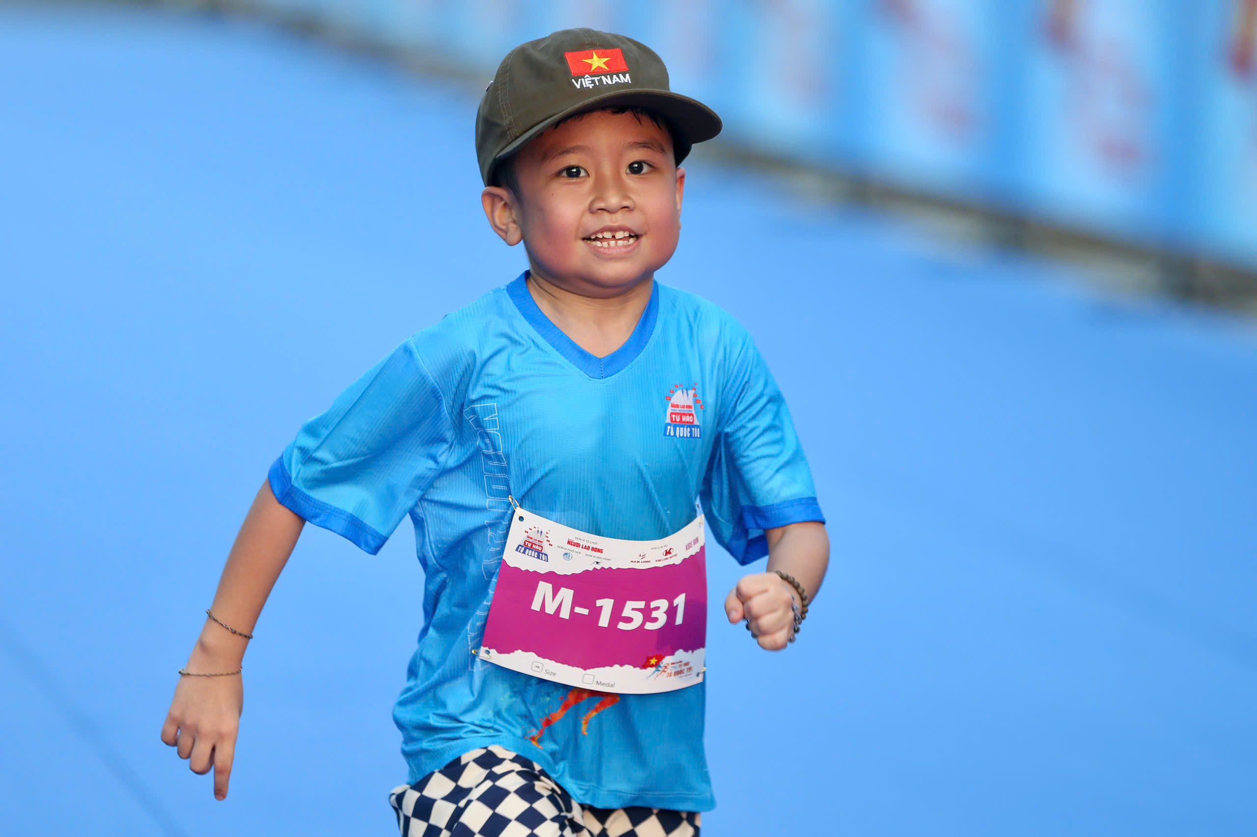 Runner nh&iacute; l&agrave;m n&oacute;ng đường chạy Giải Half-marathon "Tự h&agrave;o Tổ quốc t&ocirc;i" lần 2-2025- Ảnh 44.