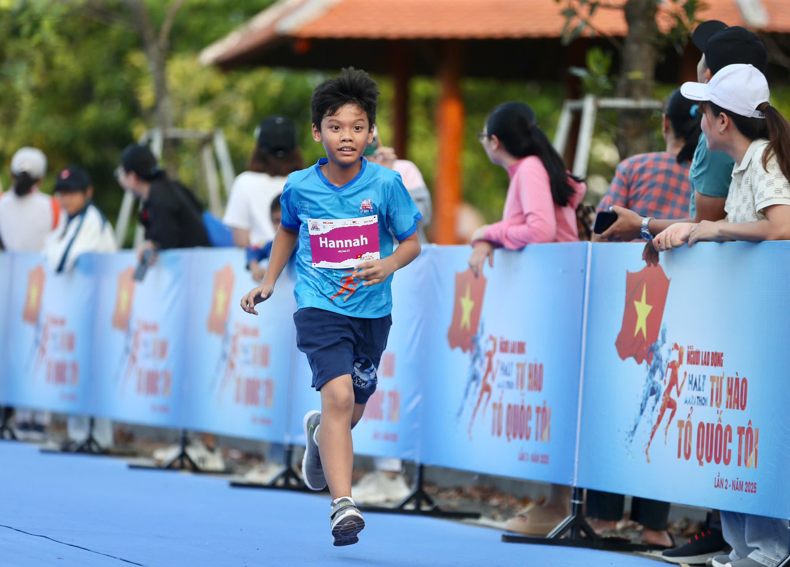 Runner nh&iacute; l&agrave;m n&oacute;ng đường chạy Giải Half-marathon "Tự h&agrave;o Tổ quốc t&ocirc;i" lần 2-2025- Ảnh 36.