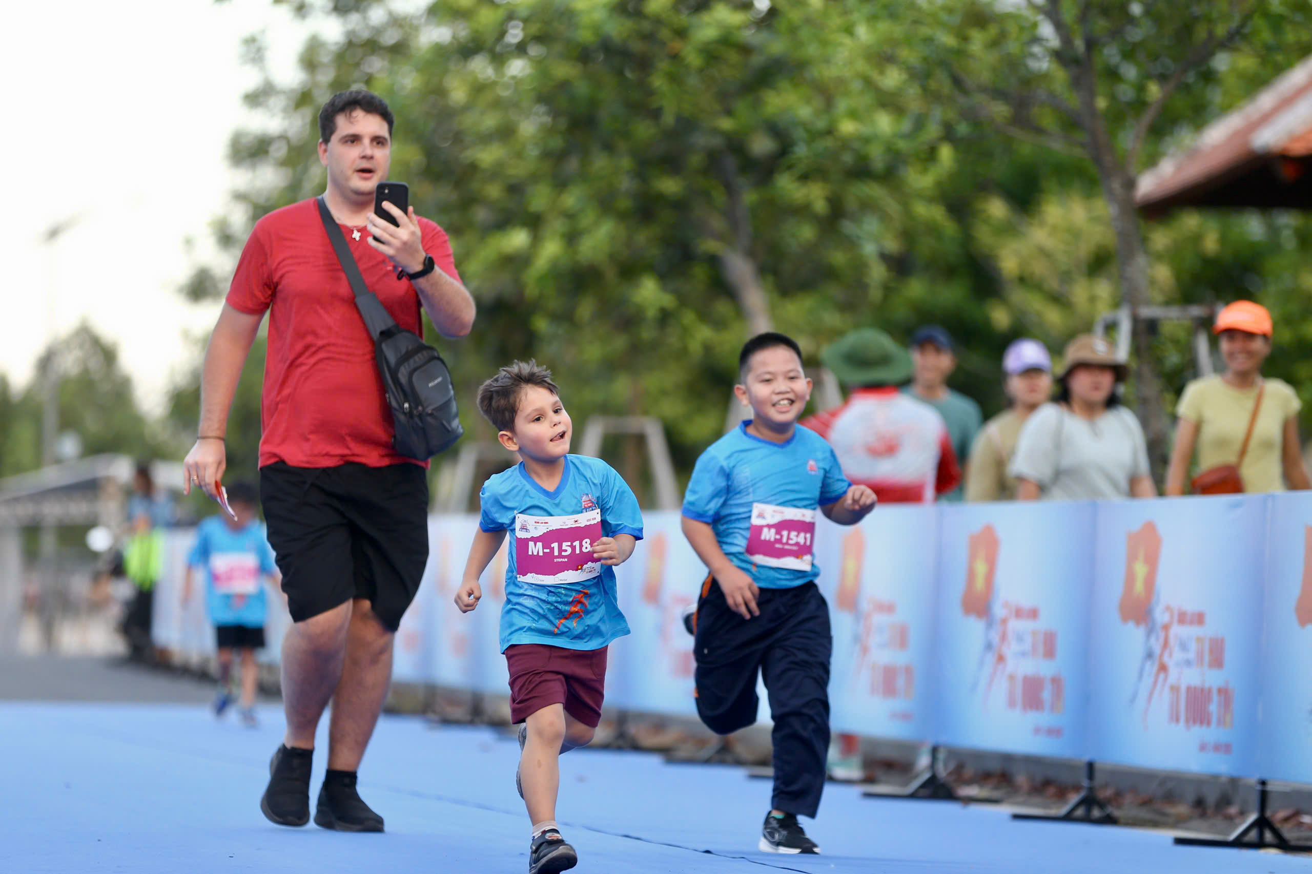 Runner nh&iacute; l&agrave;m n&oacute;ng đường chạy Giải Half-marathon "Tự h&agrave;o Tổ quốc t&ocirc;i" lần 2-2025- Ảnh 55.