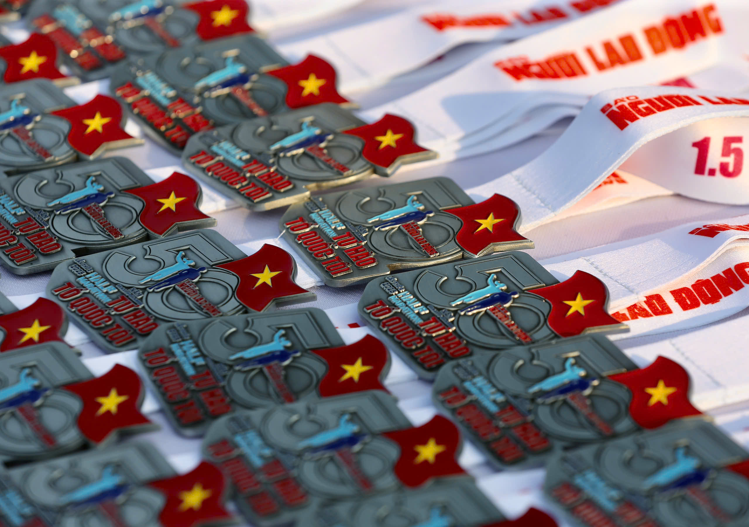 Runner nh&iacute; l&agrave;m n&oacute;ng đường chạy Giải Half-marathon "Tự h&agrave;o Tổ quốc t&ocirc;i" lần 2-2025- Ảnh 56.