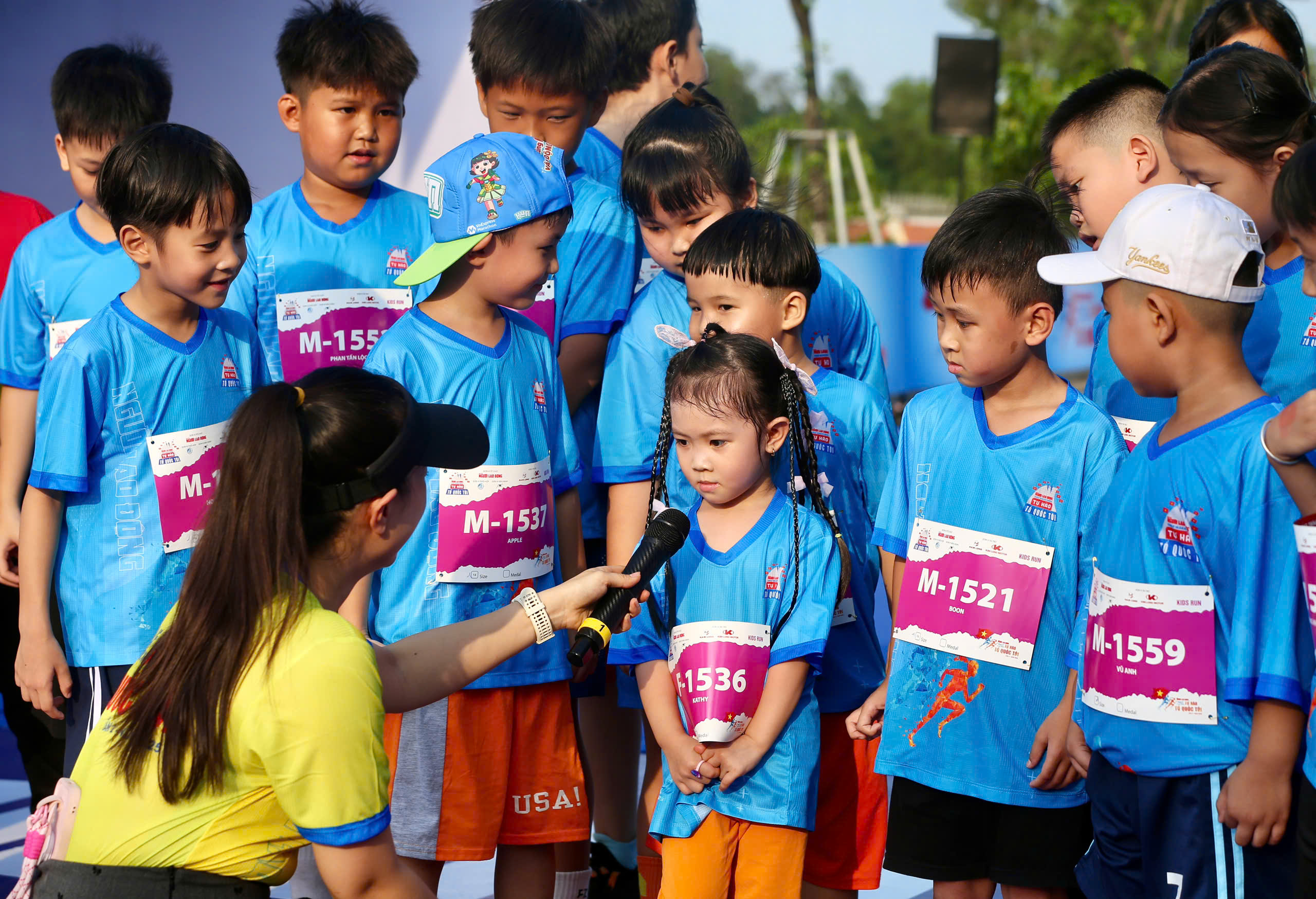Runner nh&iacute; l&agrave;m n&oacute;ng đường chạy Giải Half-marathon "Tự h&agrave;o Tổ quốc t&ocirc;i" lần 2-2025- Ảnh 3.