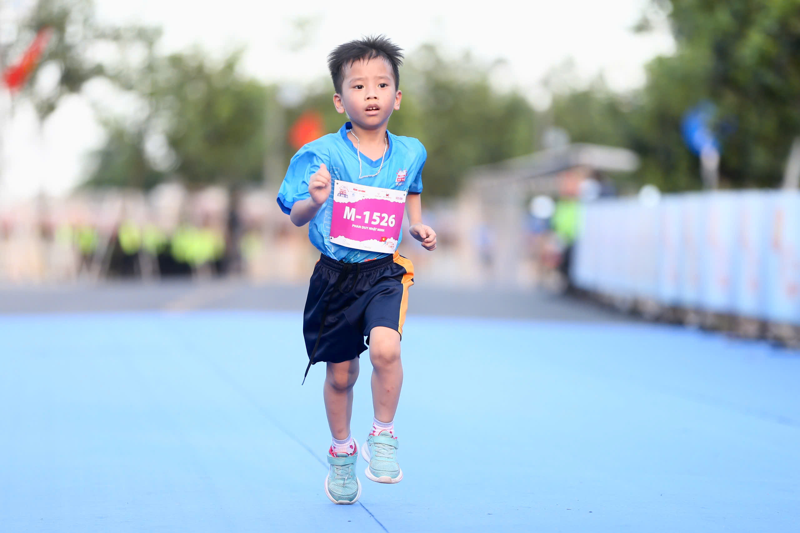 Runner nh&iacute; l&agrave;m n&oacute;ng đường chạy Giải Half-marathon "Tự h&agrave;o Tổ quốc t&ocirc;i" lần 2-2025- Ảnh 37.