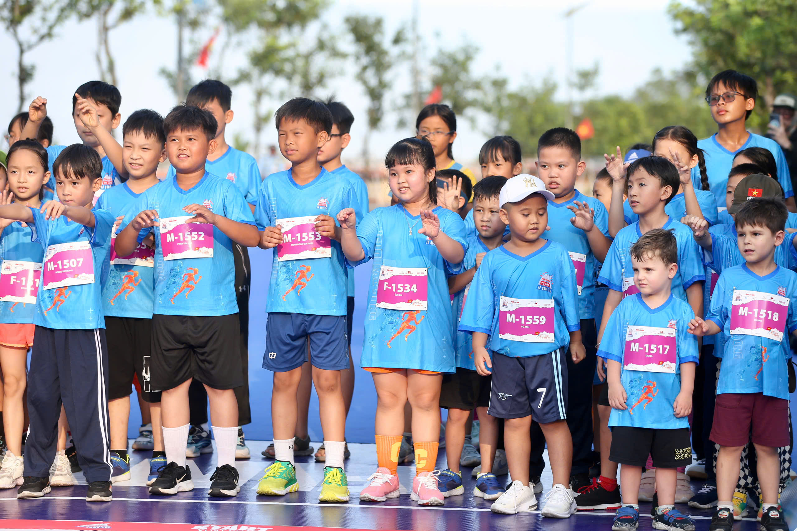 Runner nh&iacute; l&agrave;m n&oacute;ng đường chạy Giải Half-marathon "Tự h&agrave;o Tổ quốc t&ocirc;i" lần 2-2025- Ảnh 21.