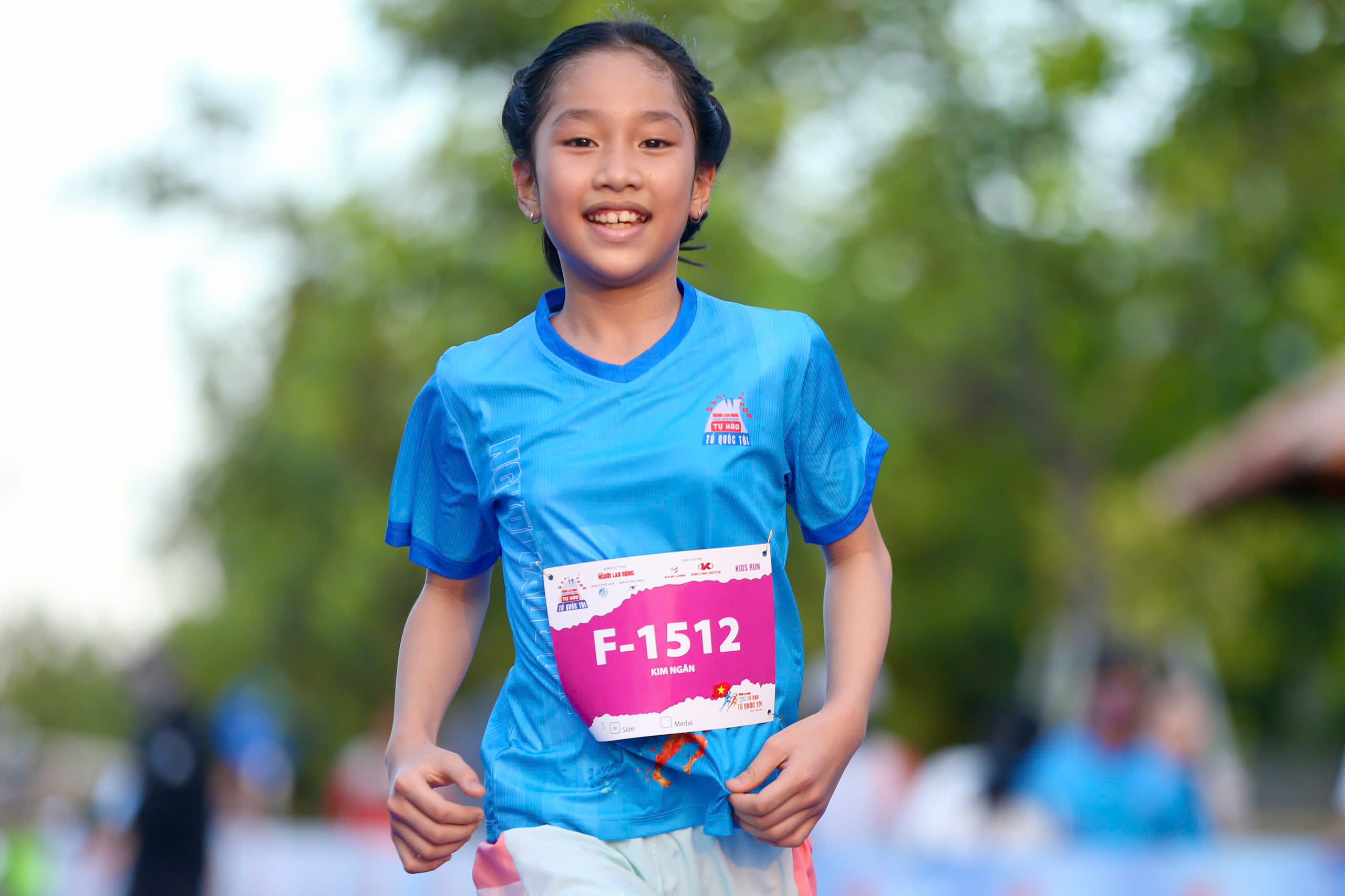 Runner nh&iacute; l&agrave;m n&oacute;ng đường chạy Giải Half-marathon "Tự h&agrave;o Tổ quốc t&ocirc;i" lần 2-2025- Ảnh 41.