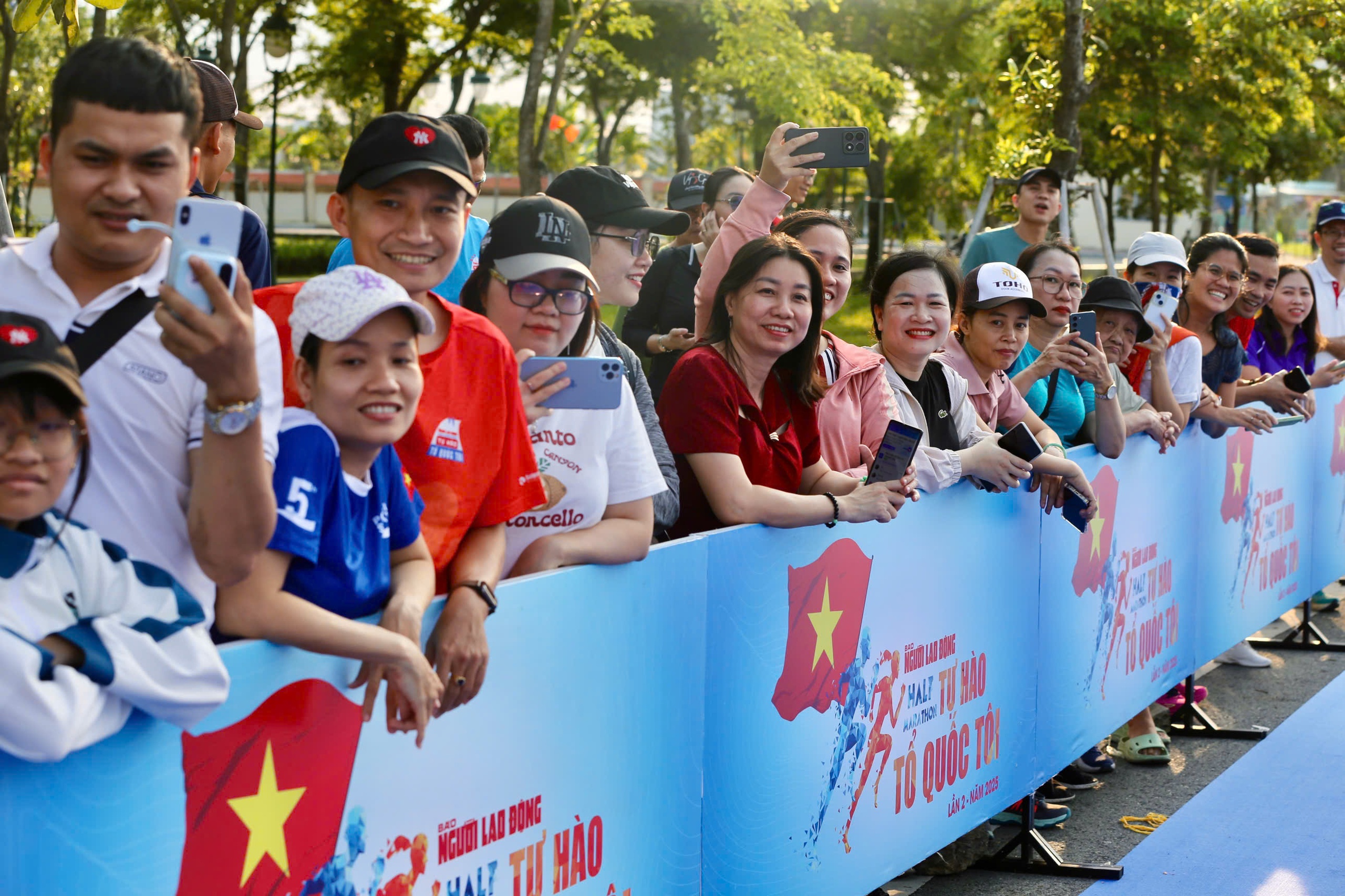 Runner nh&iacute; l&agrave;m n&oacute;ng đường chạy Giải Half-marathon "Tự h&agrave;o Tổ quốc t&ocirc;i" lần 2-2025- Ảnh 5.