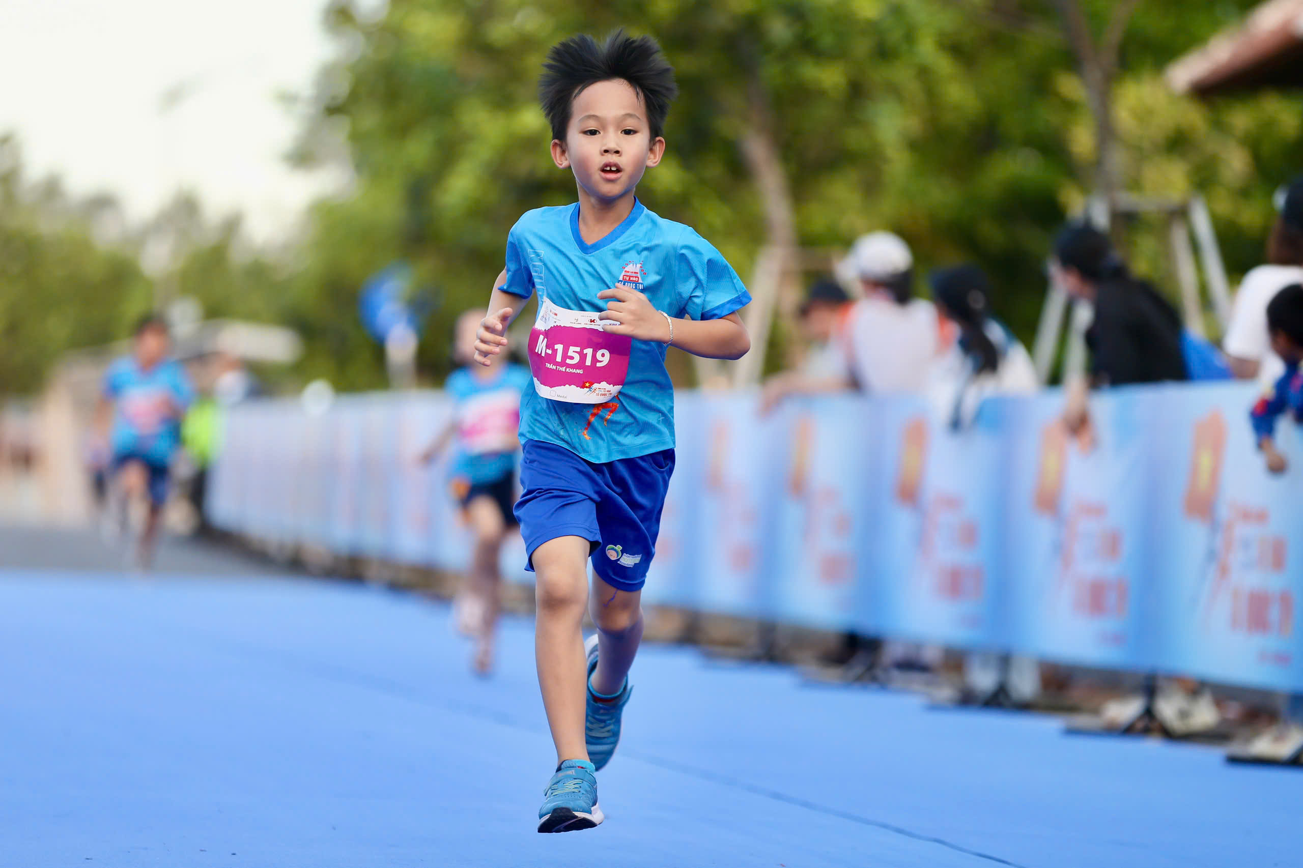 Runner nh&iacute; l&agrave;m n&oacute;ng đường chạy Giải Half-marathon "Tự h&agrave;o Tổ quốc t&ocirc;i" lần 2-2025- Ảnh 34.
