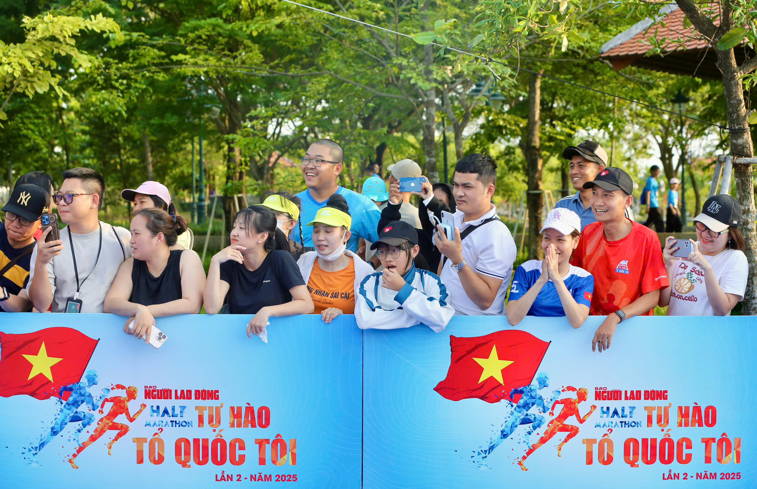 Runner nh&iacute; l&agrave;m n&oacute;ng đường chạy Giải Half-marathon "Tự h&agrave;o Tổ quốc t&ocirc;i" lần 2-2025- Ảnh 6.