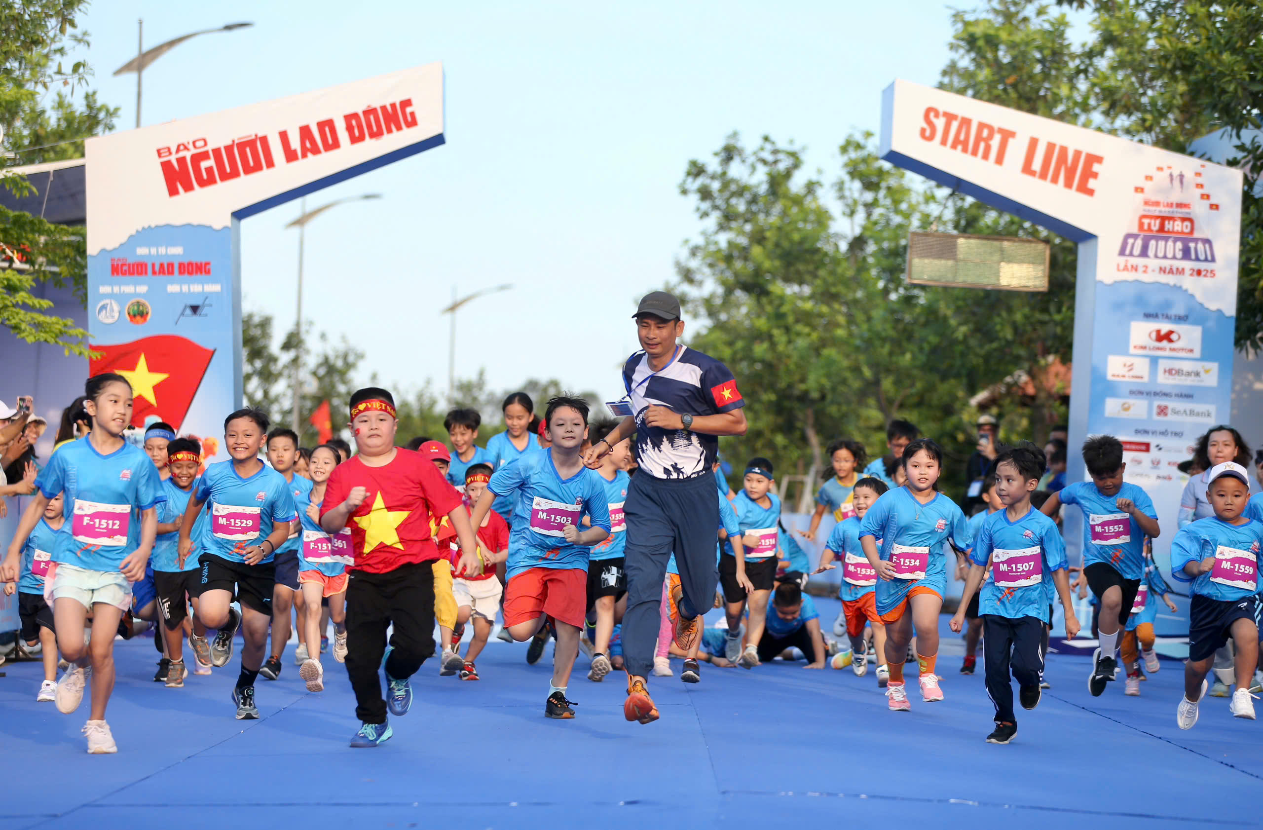 Runner nh&iacute; l&agrave;m n&oacute;ng đường chạy Giải Half-marathon "Tự h&agrave;o Tổ quốc t&ocirc;i" lần 2-2025- Ảnh 28.
