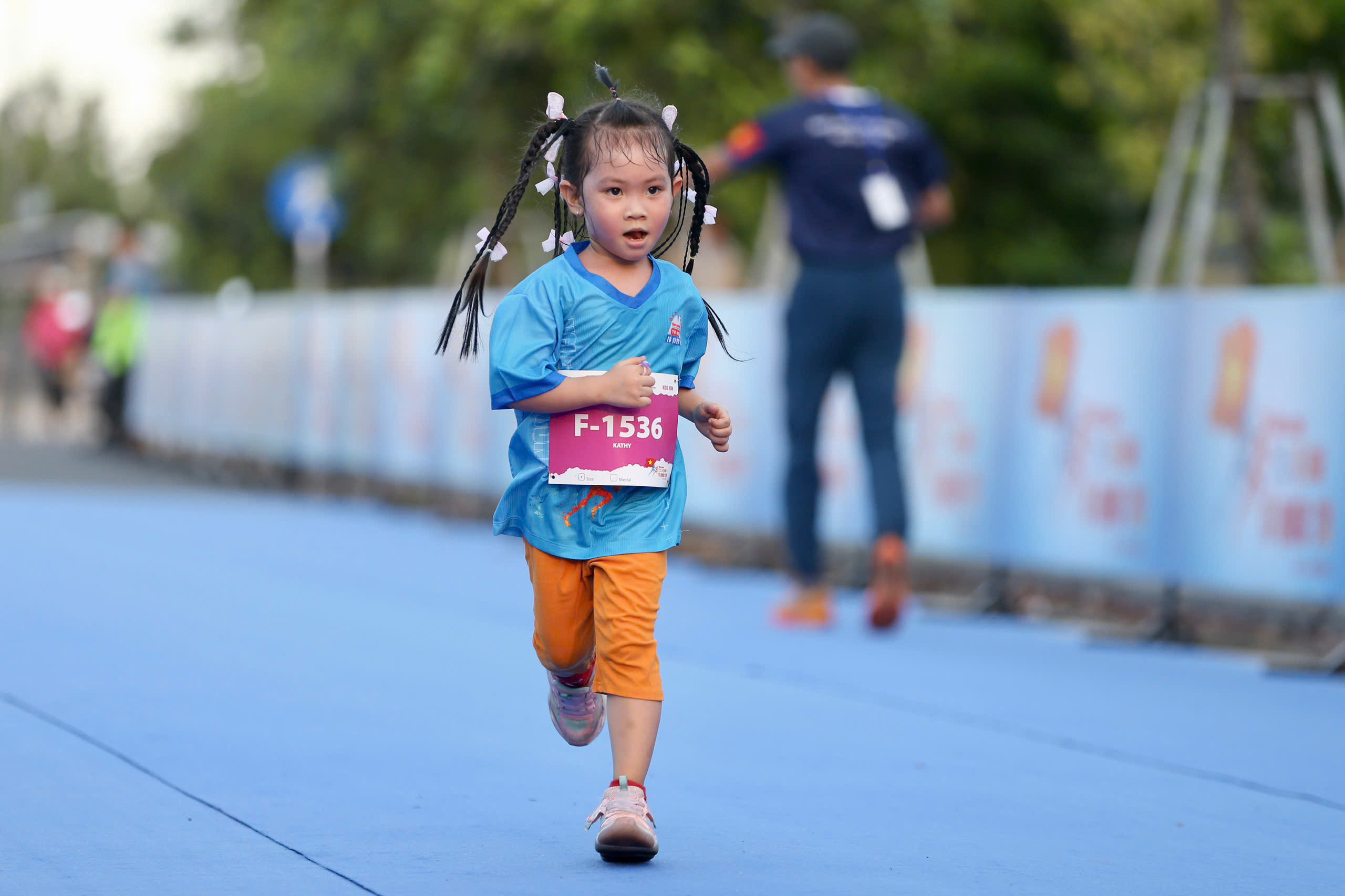 Runner nh&iacute; l&agrave;m n&oacute;ng đường chạy Giải Half-marathon "Tự h&agrave;o Tổ quốc t&ocirc;i" lần 2-2025- Ảnh 49.