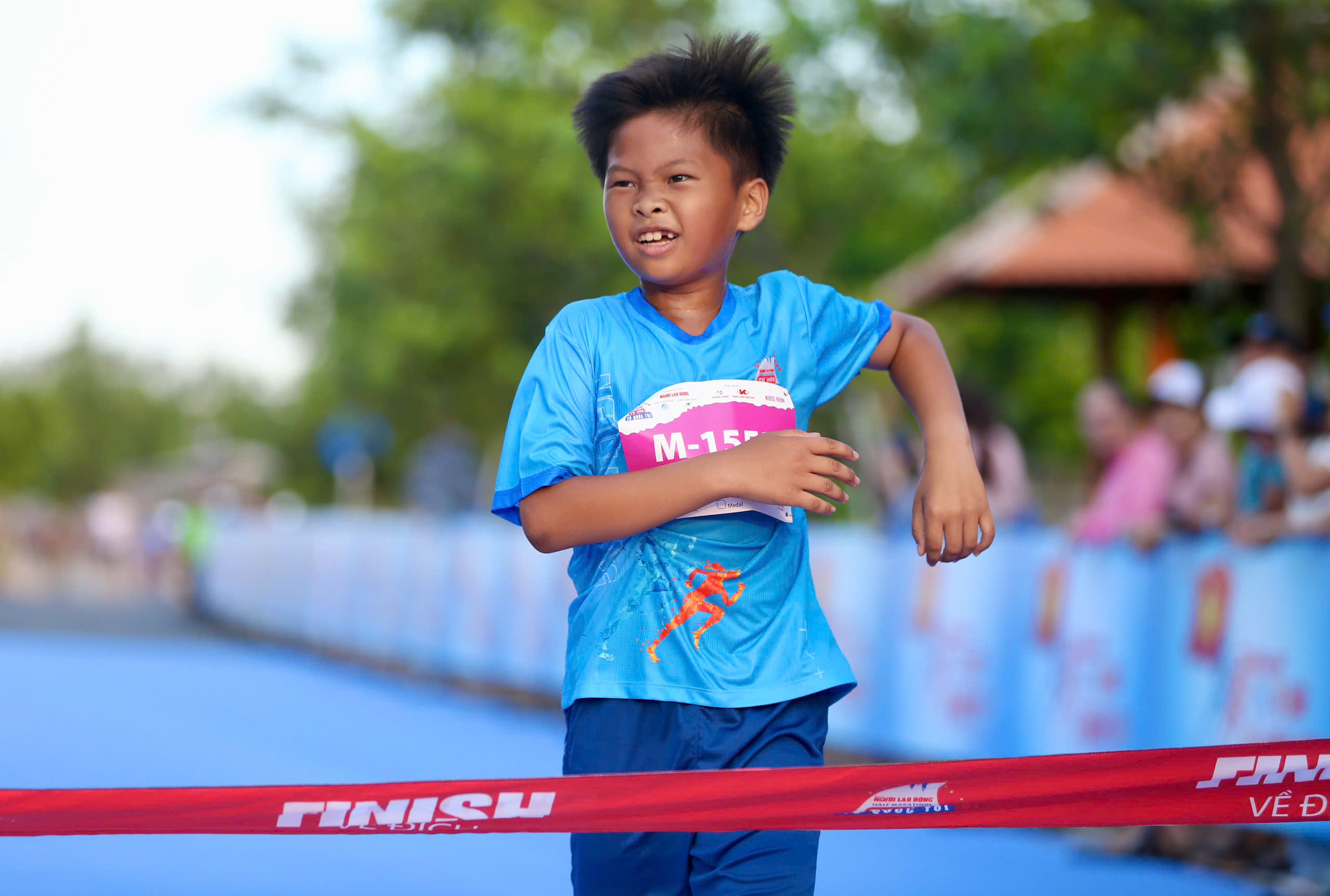 Runner nh&iacute; l&agrave;m n&oacute;ng đường chạy Giải Half-marathon "Tự h&agrave;o Tổ quốc t&ocirc;i" lần 2-2025- Ảnh 31.