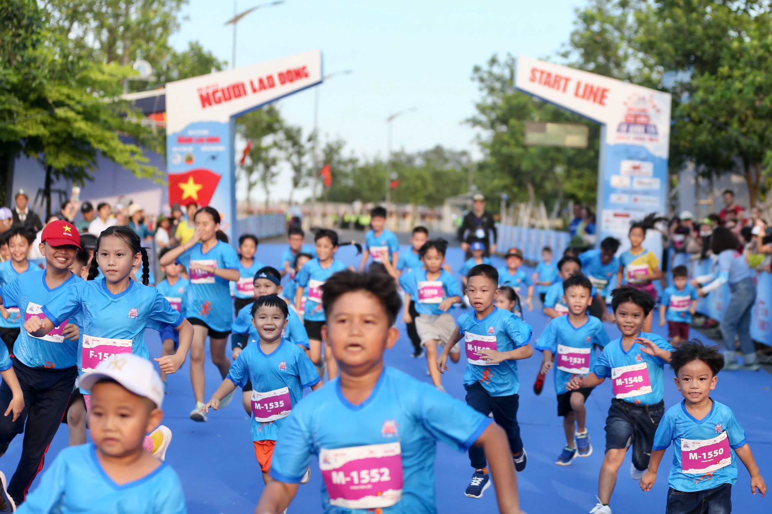 Runner nh&iacute; l&agrave;m n&oacute;ng đường chạy Giải Half-marathon "Tự h&agrave;o Tổ quốc t&ocirc;i" lần 2-2025- Ảnh 29.