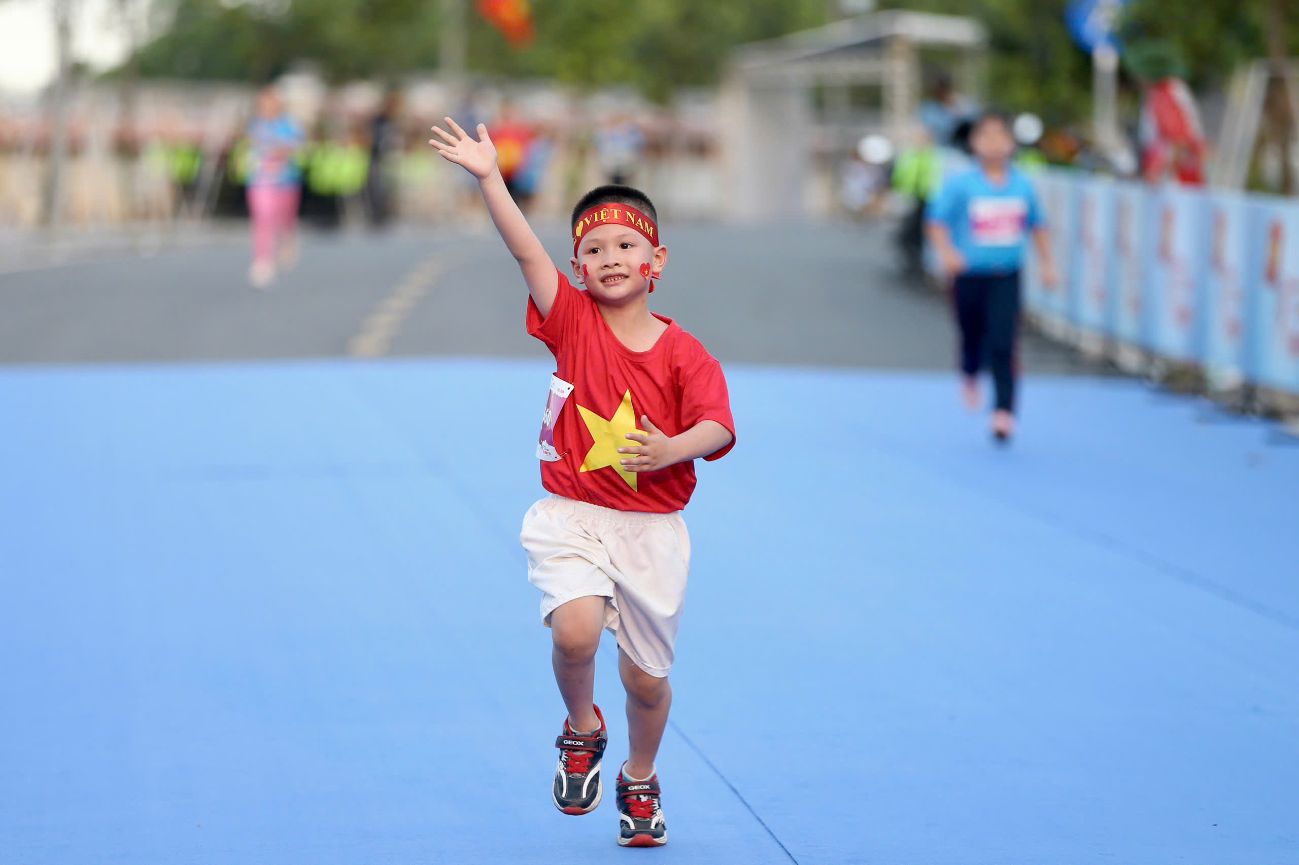 Runner nh&iacute; l&agrave;m n&oacute;ng đường chạy Giải Half-marathon "Tự h&agrave;o Tổ quốc t&ocirc;i" lần 2-2025- Ảnh 47.
