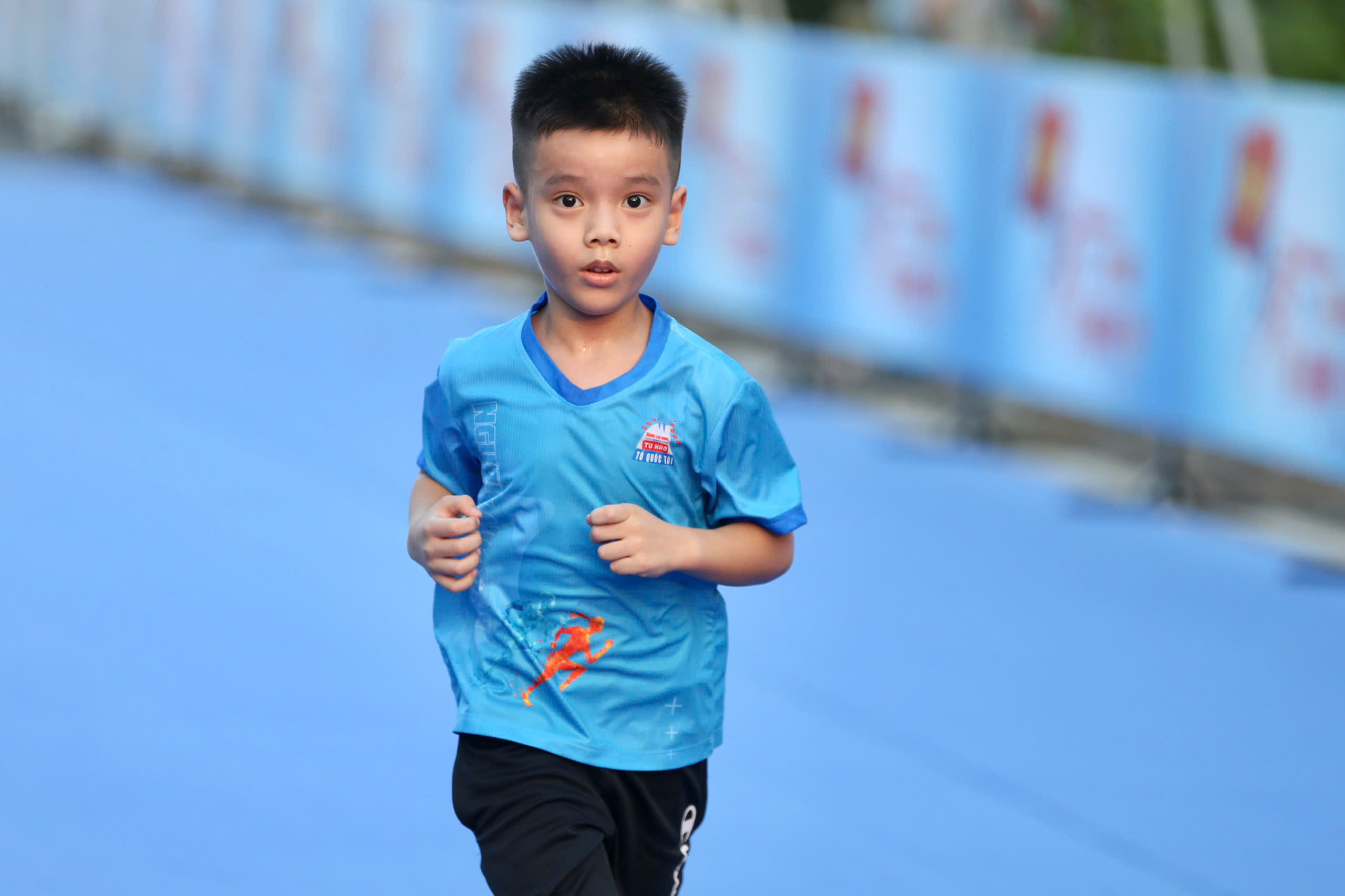 Runner nh&iacute; l&agrave;m n&oacute;ng đường chạy Giải Half-marathon "Tự h&agrave;o Tổ quốc t&ocirc;i" lần 2-2025- Ảnh 45.