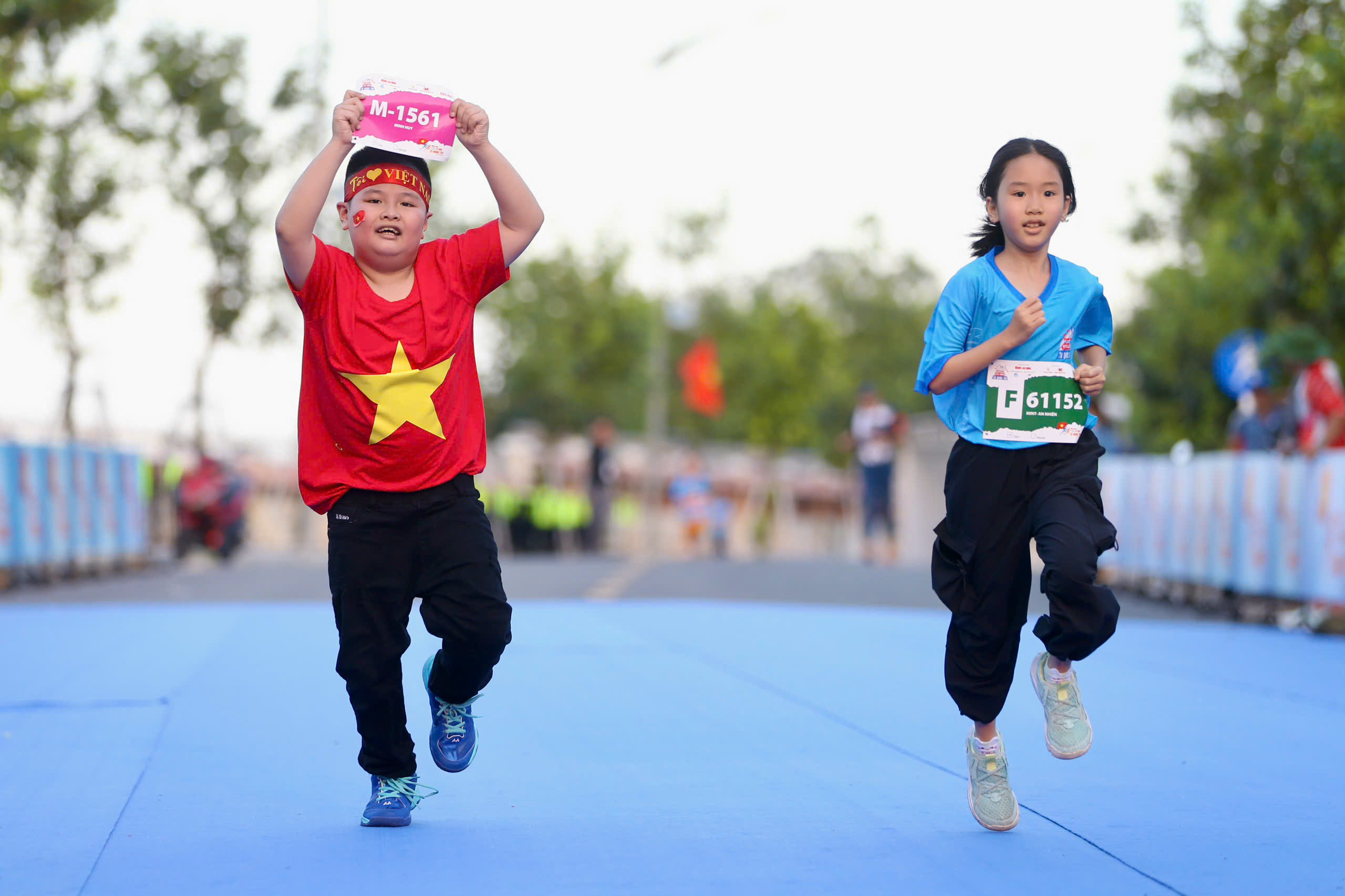 Runner nh&iacute; l&agrave;m n&oacute;ng đường chạy Giải Half-marathon "Tự h&agrave;o Tổ quốc t&ocirc;i" lần 2-2025- Ảnh 48.