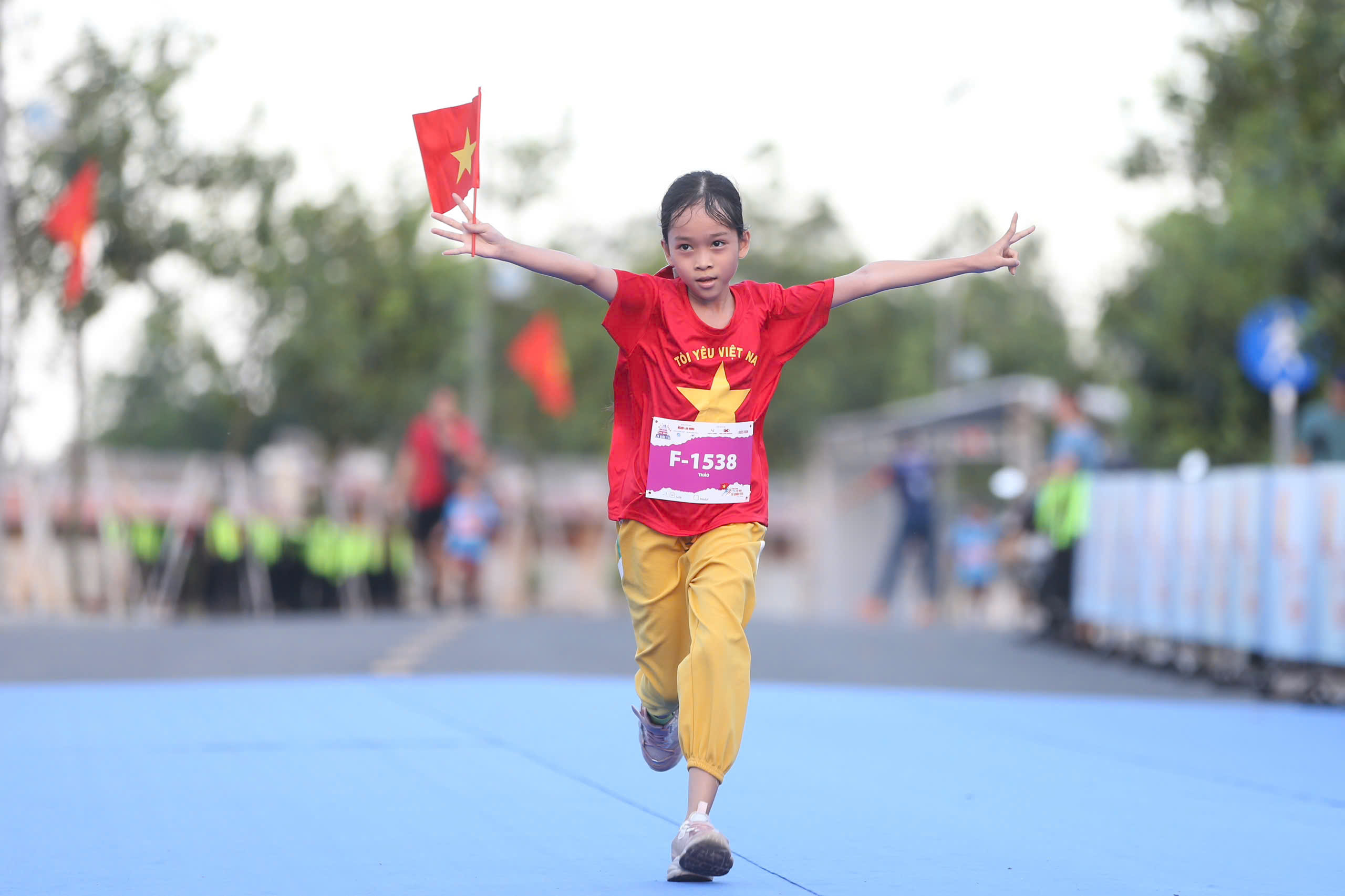 Runner nh&iacute; l&agrave;m n&oacute;ng đường chạy Giải Half-marathon "Tự h&agrave;o Tổ quốc t&ocirc;i" lần 2-2025- Ảnh 54.