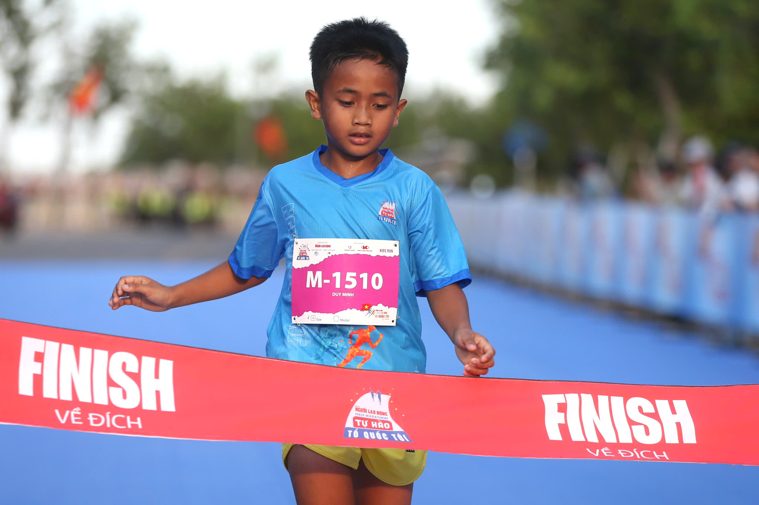 Runner nh&iacute; l&agrave;m n&oacute;ng đường chạy Giải Half-marathon "Tự h&agrave;o Tổ quốc t&ocirc;i" lần 2-2025- Ảnh 30.