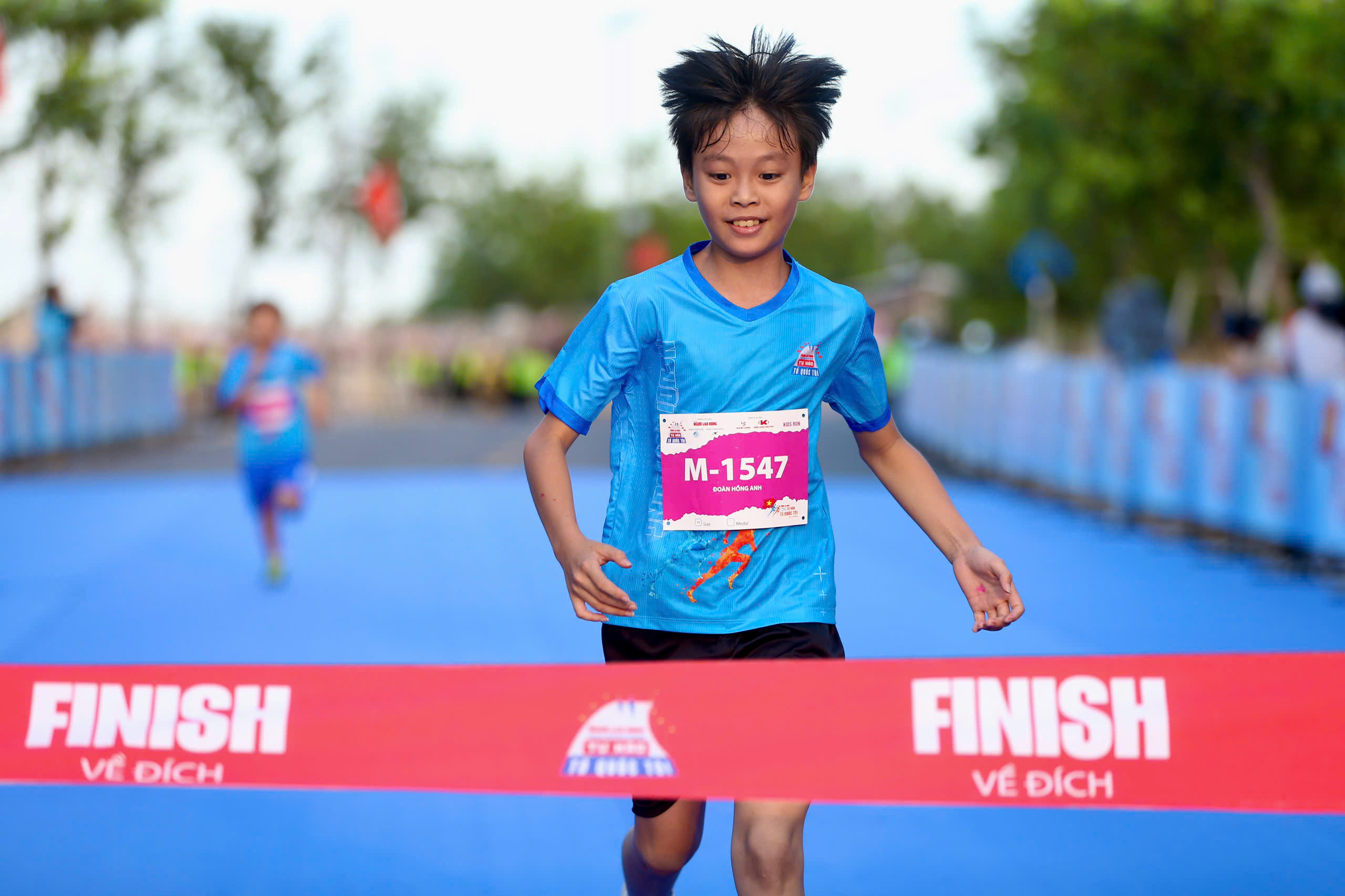 Runner nh&iacute; l&agrave;m n&oacute;ng đường chạy Giải Half-marathon "Tự h&agrave;o Tổ quốc t&ocirc;i" lần 2-2025- Ảnh 33.