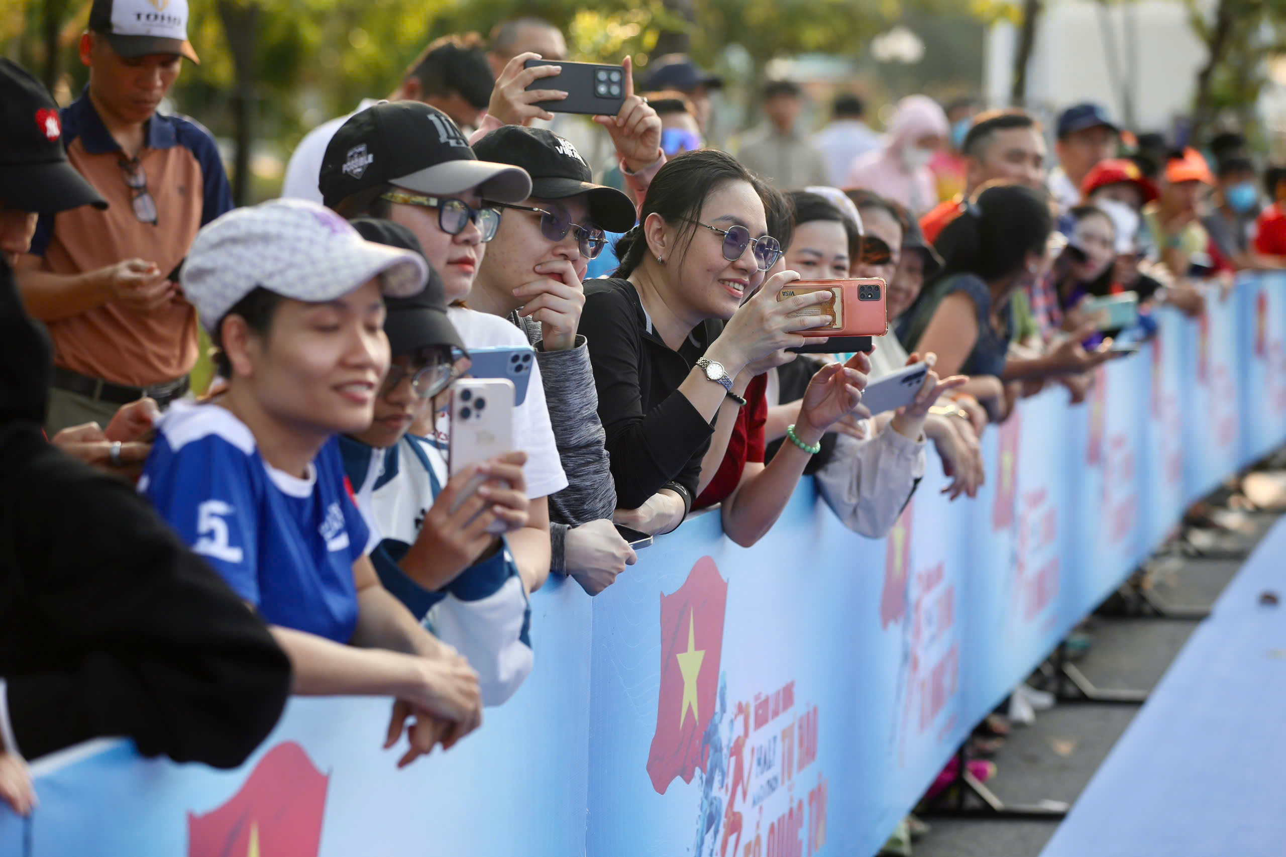 Runner nh&iacute; l&agrave;m n&oacute;ng đường chạy Giải Half-marathon "Tự h&agrave;o Tổ quốc t&ocirc;i" lần 2-2025- Ảnh 7.