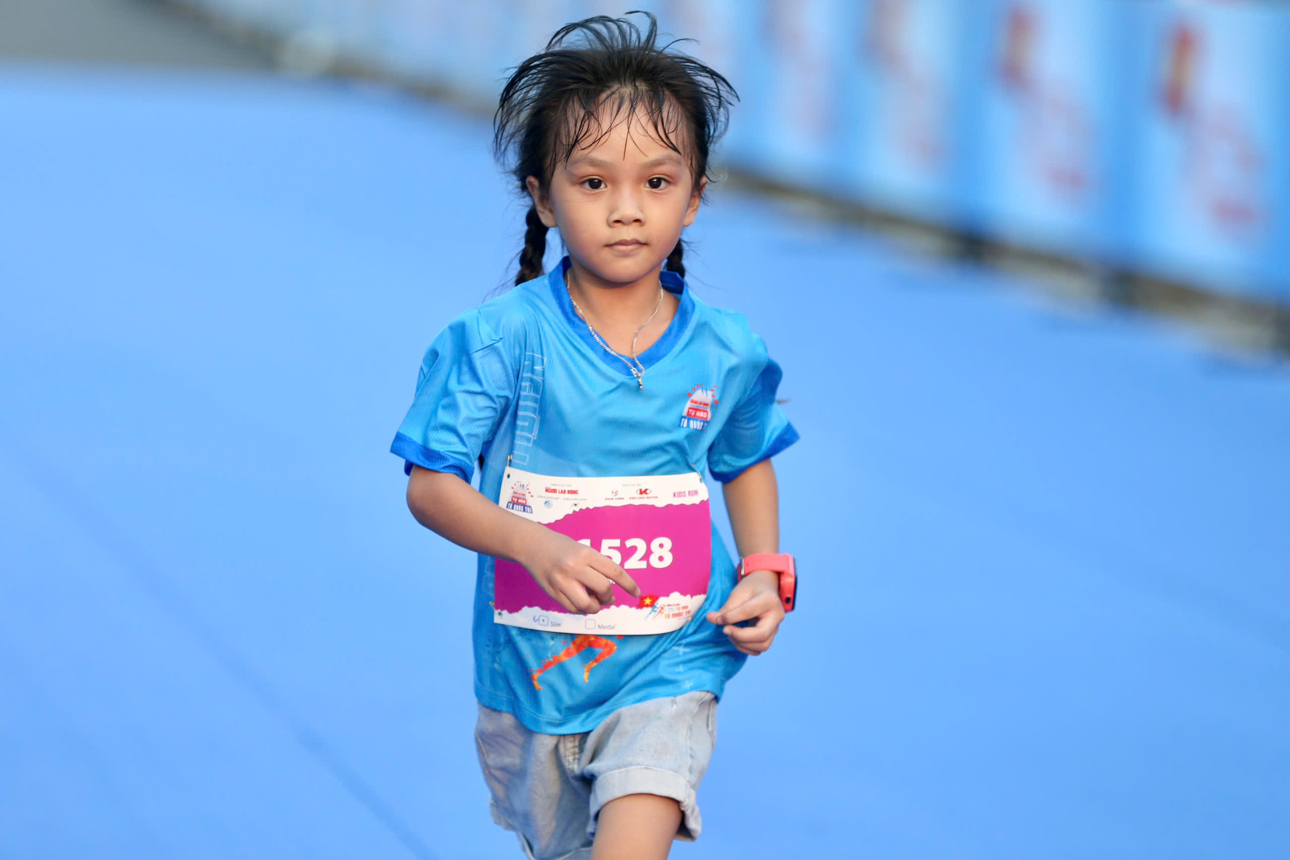 Runner nh&iacute; l&agrave;m n&oacute;ng đường chạy Giải Half-marathon "Tự h&agrave;o Tổ quốc t&ocirc;i" lần 2-2025- Ảnh 42.