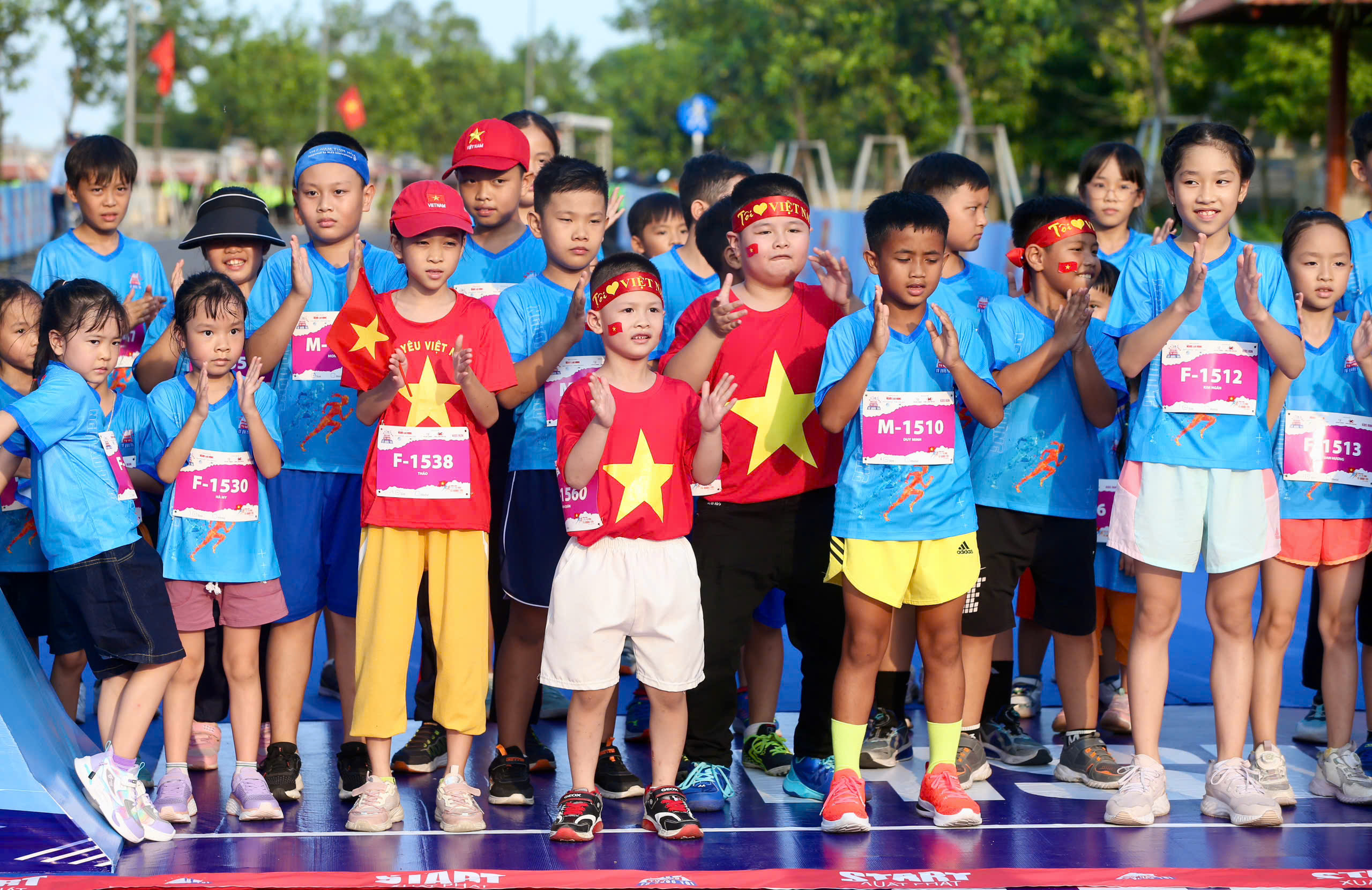 Runner nh&iacute; l&agrave;m n&oacute;ng đường chạy Giải Half-marathon "Tự h&agrave;o Tổ quốc t&ocirc;i" lần 2-2025- Ảnh 25.